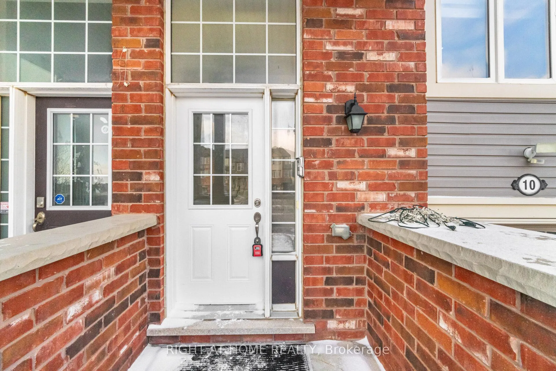 Photo 4 of 10 Vanhorne Close, Brampton, Northwest Brampton — HOMEH