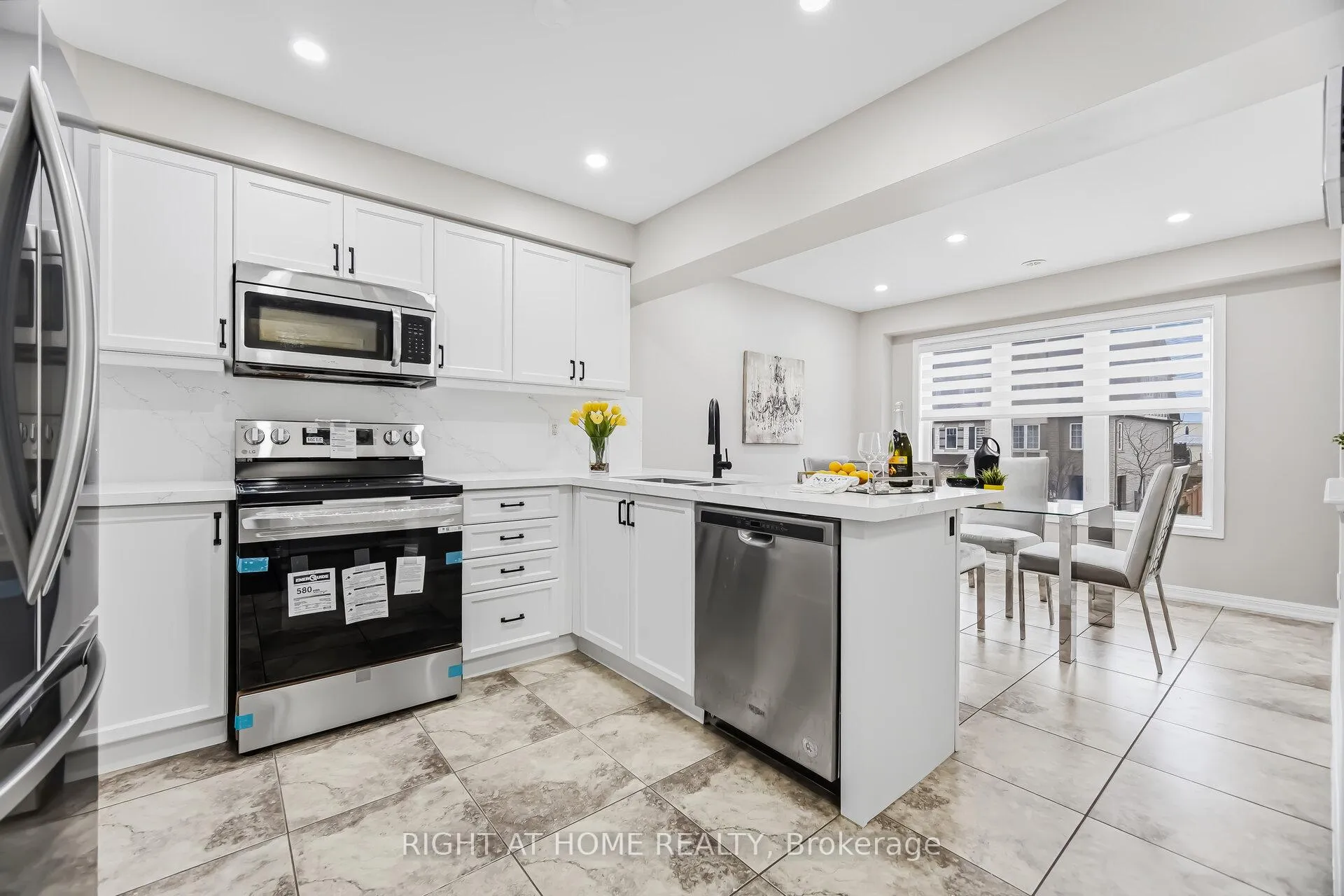 Photo 9 of 10 Vanhorne Close, Brampton, Northwest Brampton — HOMEH