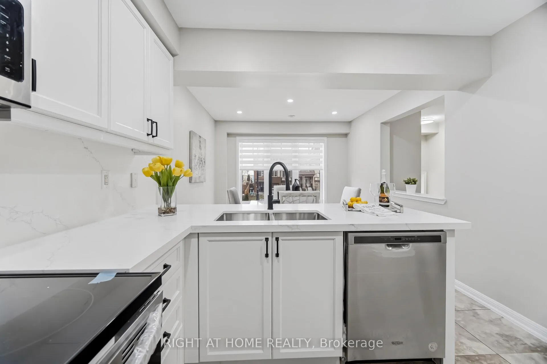 Photo 12 of 10 Vanhorne Close, Brampton, Northwest Brampton — HOMEH