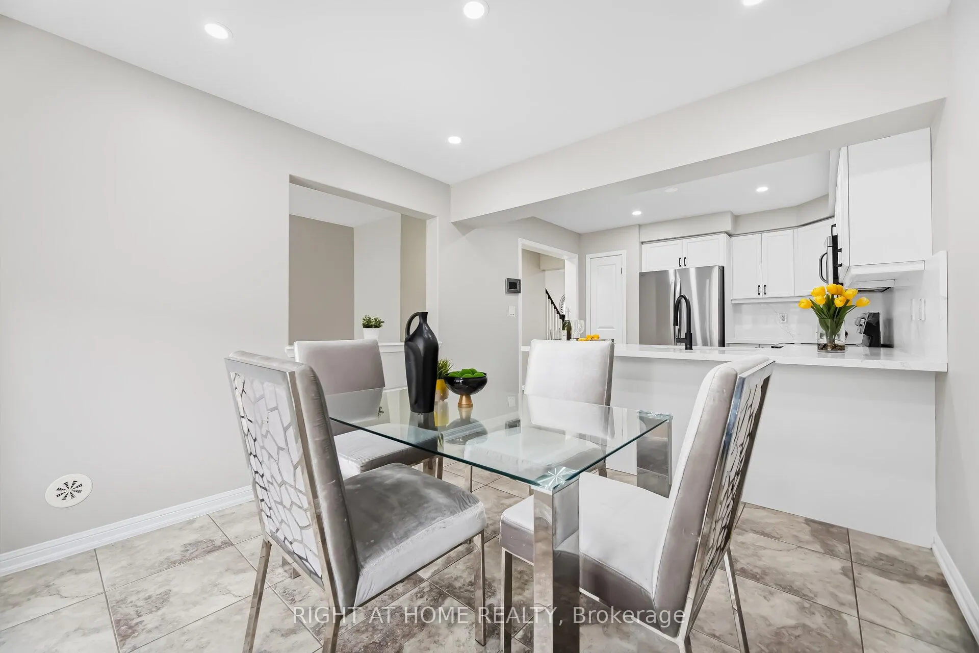 Photo 15 of 10 Vanhorne Close, Brampton, Northwest Brampton — HOMEH
