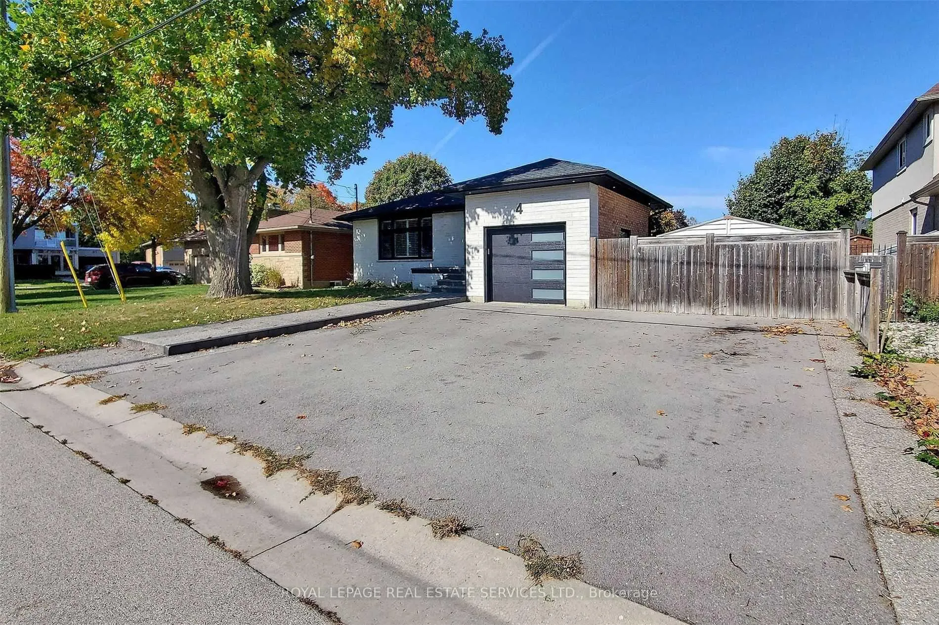Photo 2 of 4 Mcmaster Avenue, Hamilton, Dundas — HOMEH