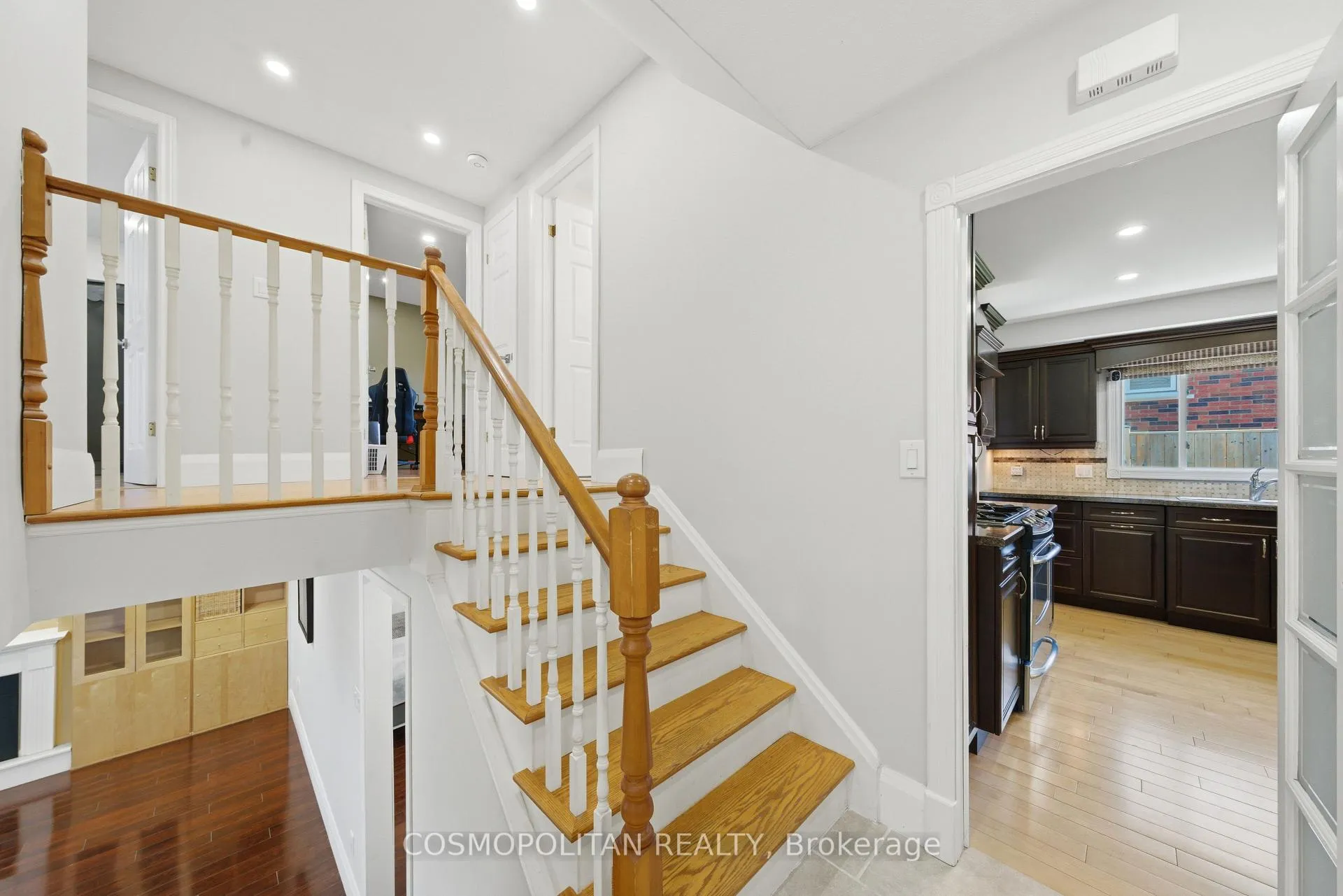 Photo 5 of 82 Stoney Brook Drive, Hamilton, Stoney Creek — HOMEH