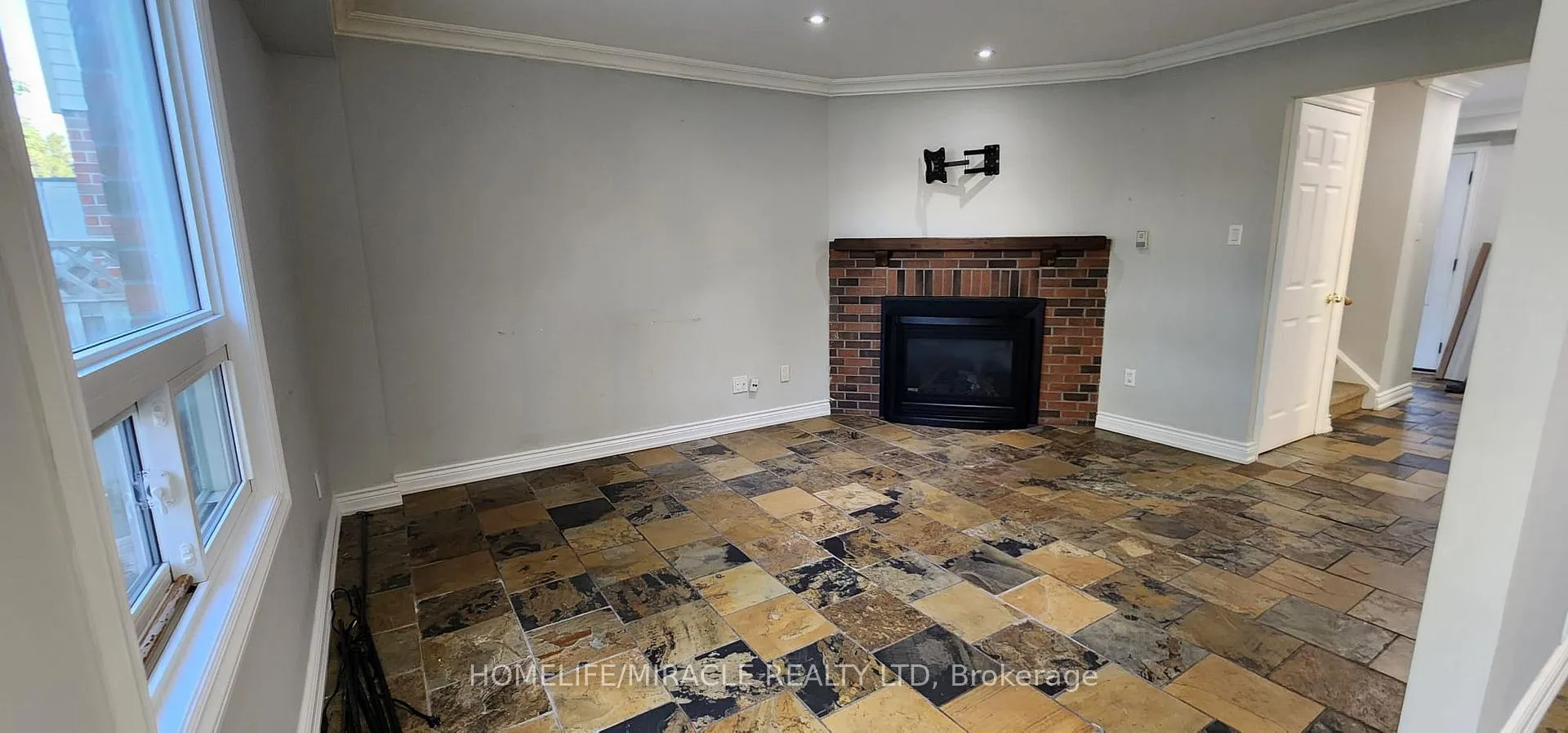 Photo 5 of 264 Wright Crescent, Ajax, Central — HOMEH