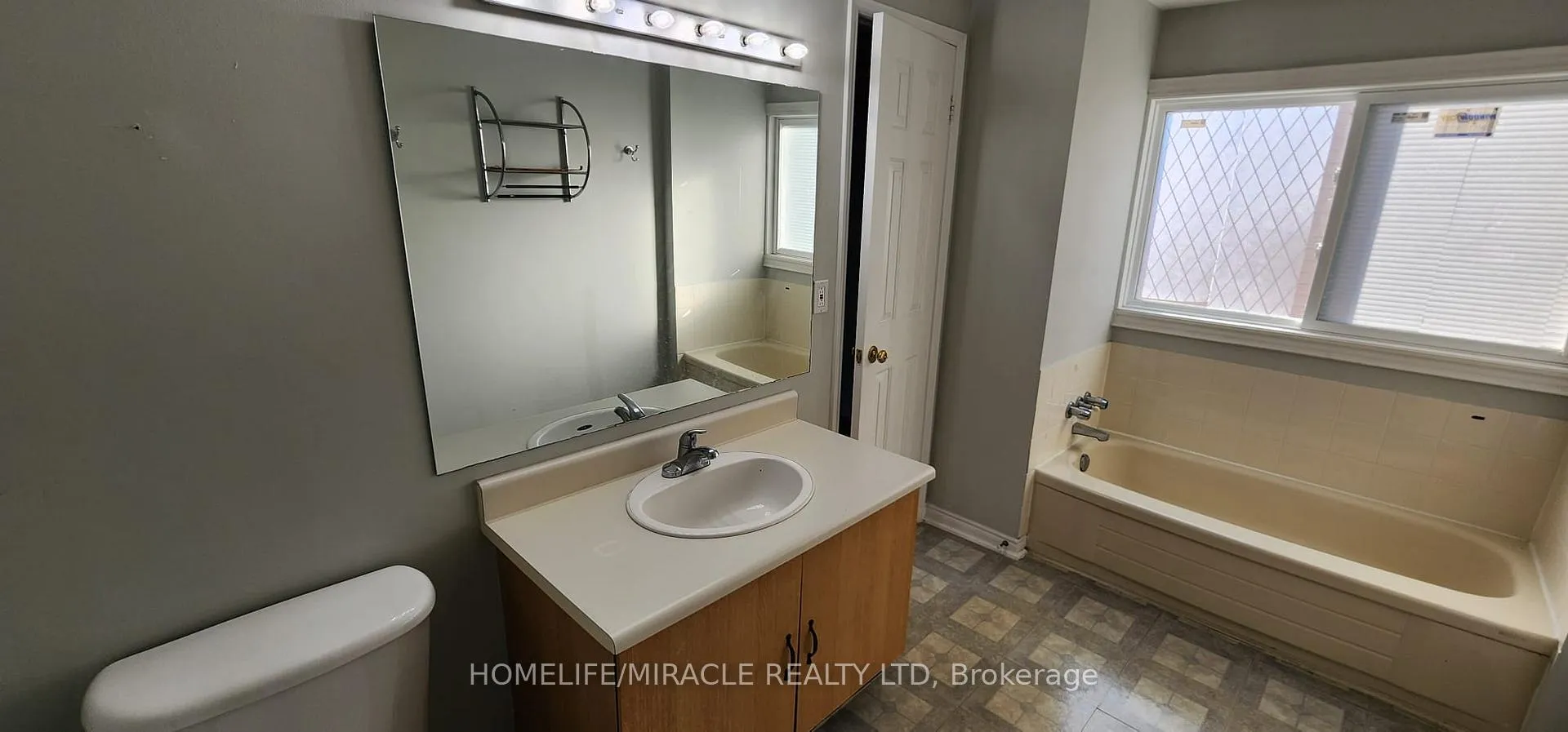 Photo 17 of 264 Wright Crescent, Ajax, Central — HOMEH