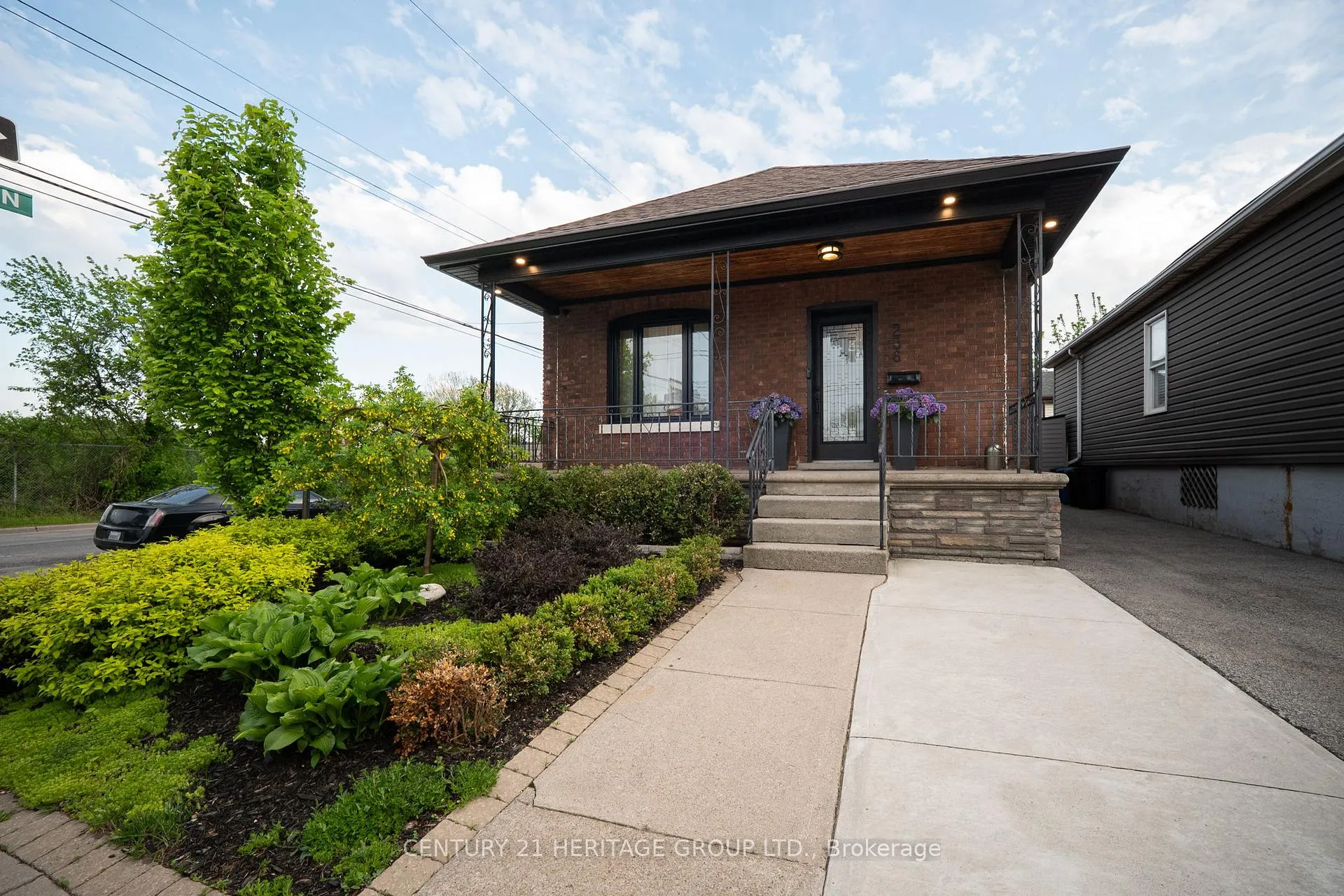 Photo 3 of 236 Macaulay Street E, Hamilton, North End — HOMEH