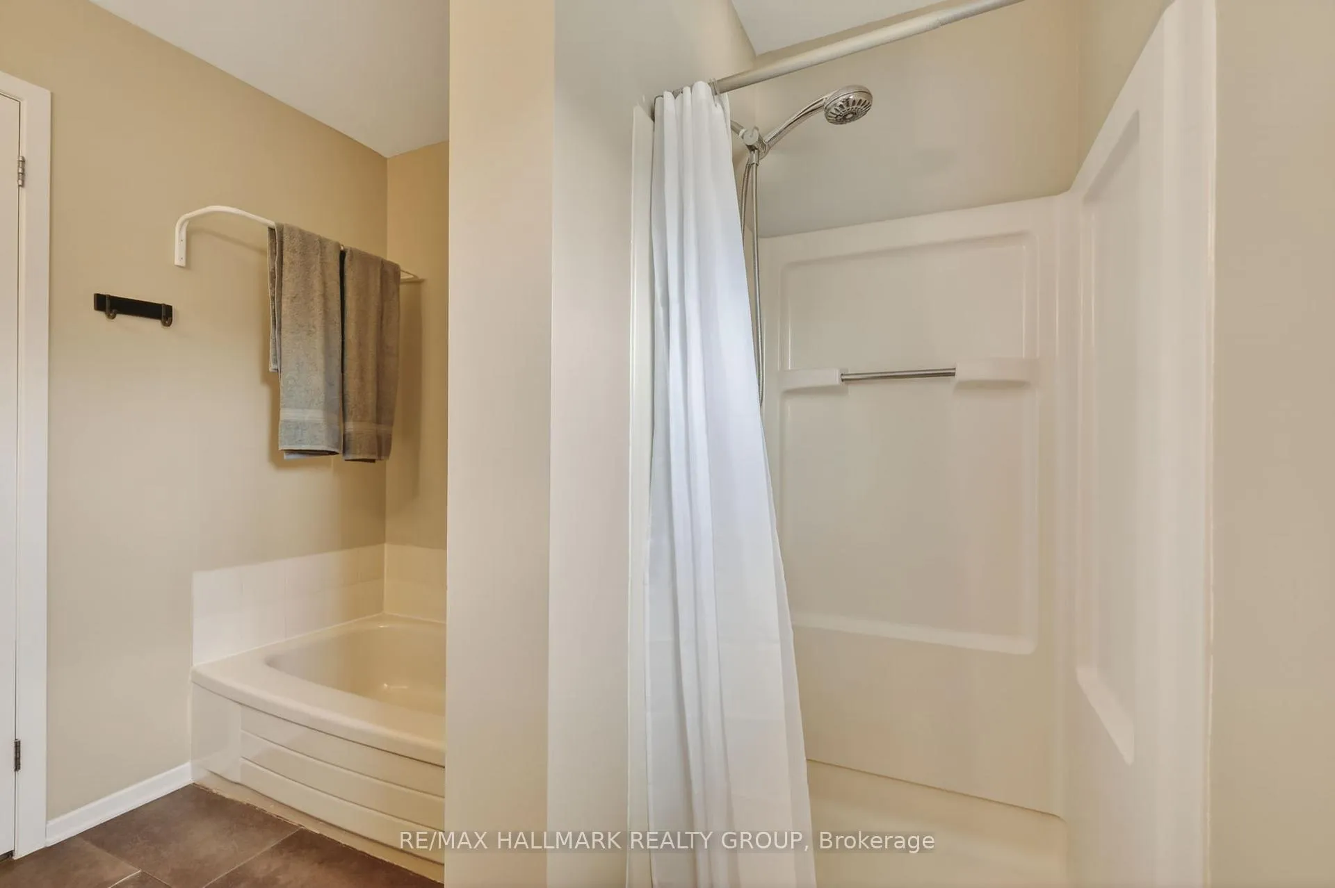 Photo 27 of 79 Dossetter Way, Ottawa, Hunt Club Park — HOMEH