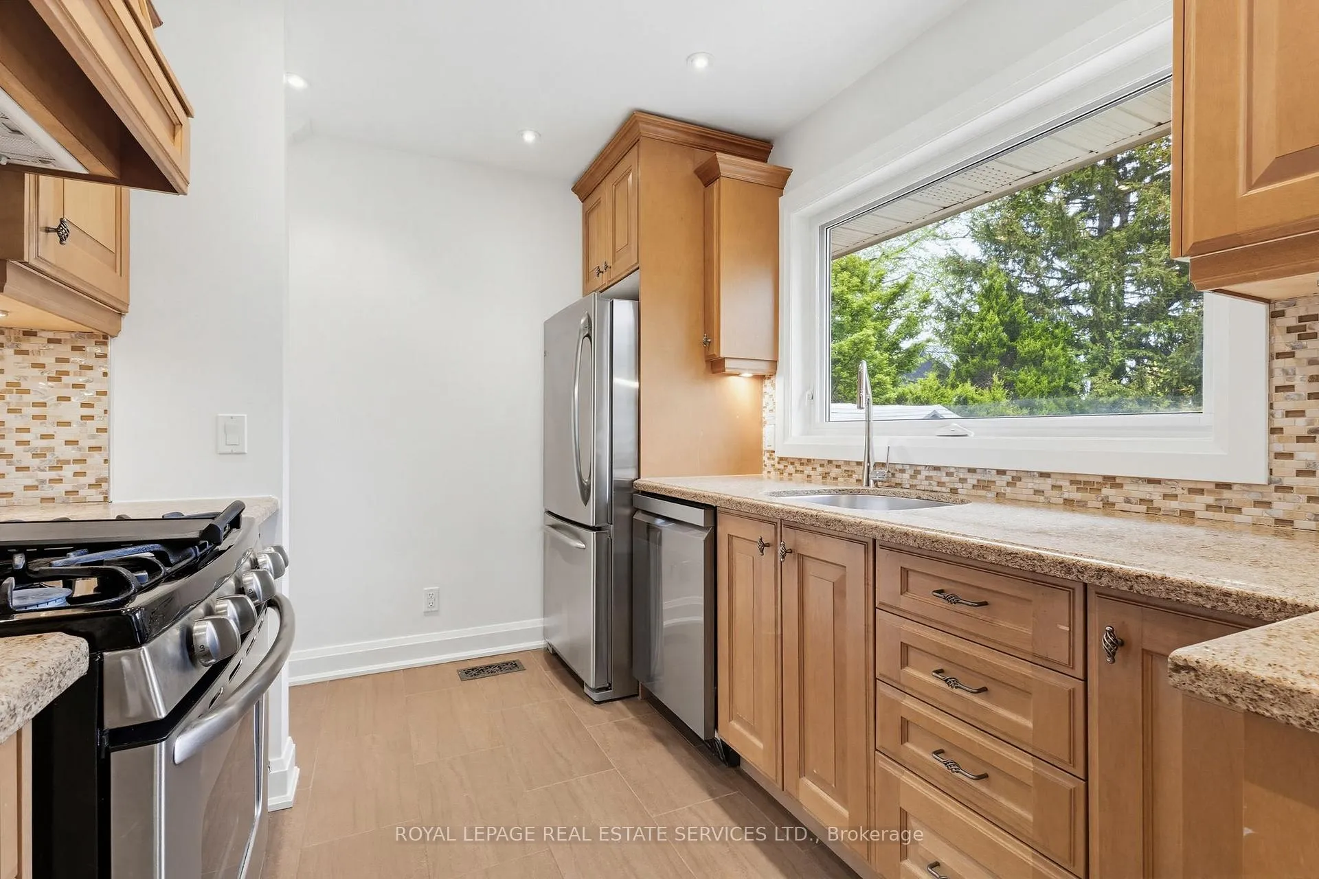 Photo 6 of 652 Hillcrest Drive, Burlington, Brant — HOMEH