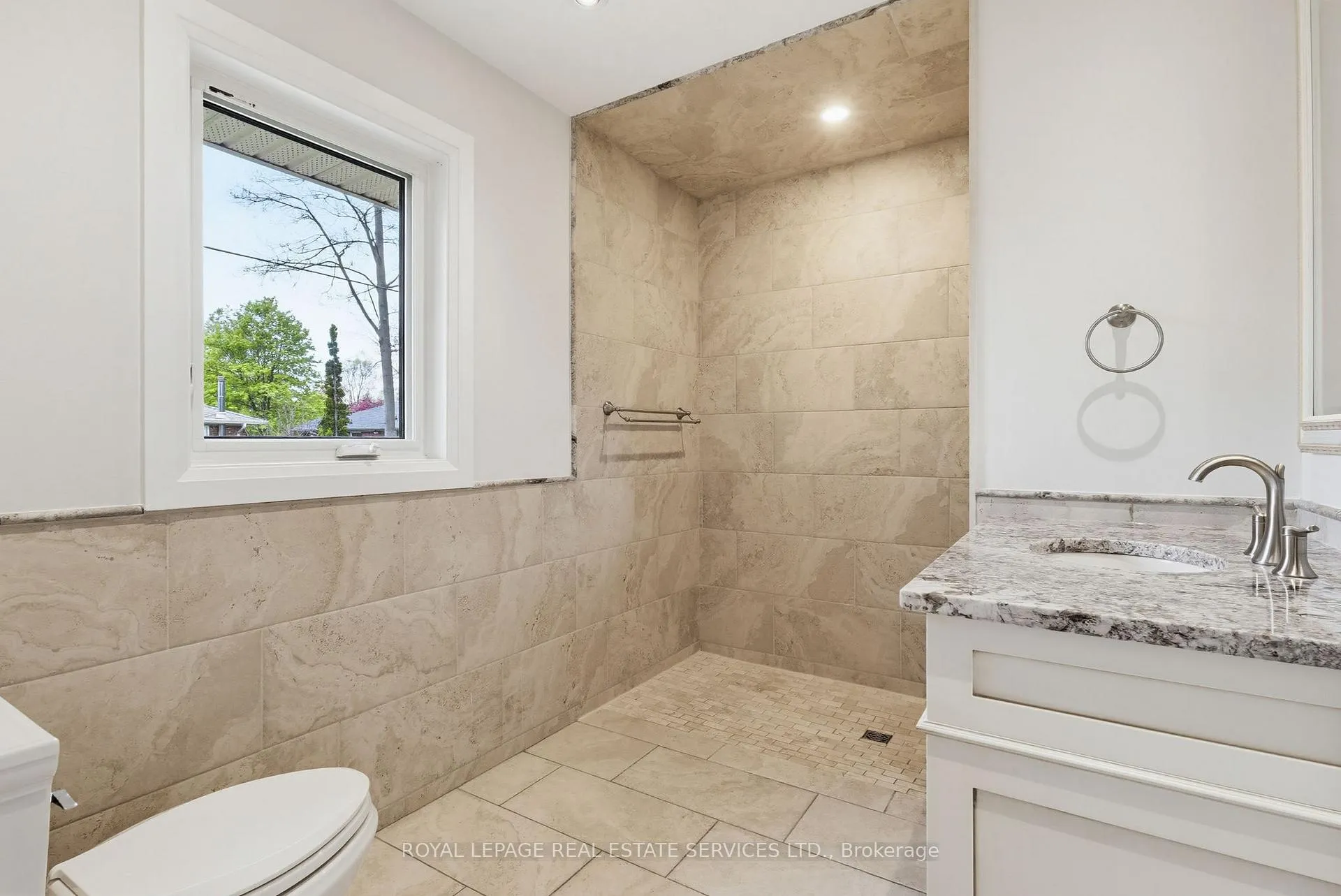 Photo 12 of 652 Hillcrest Drive, Burlington, Brant — HOMEH