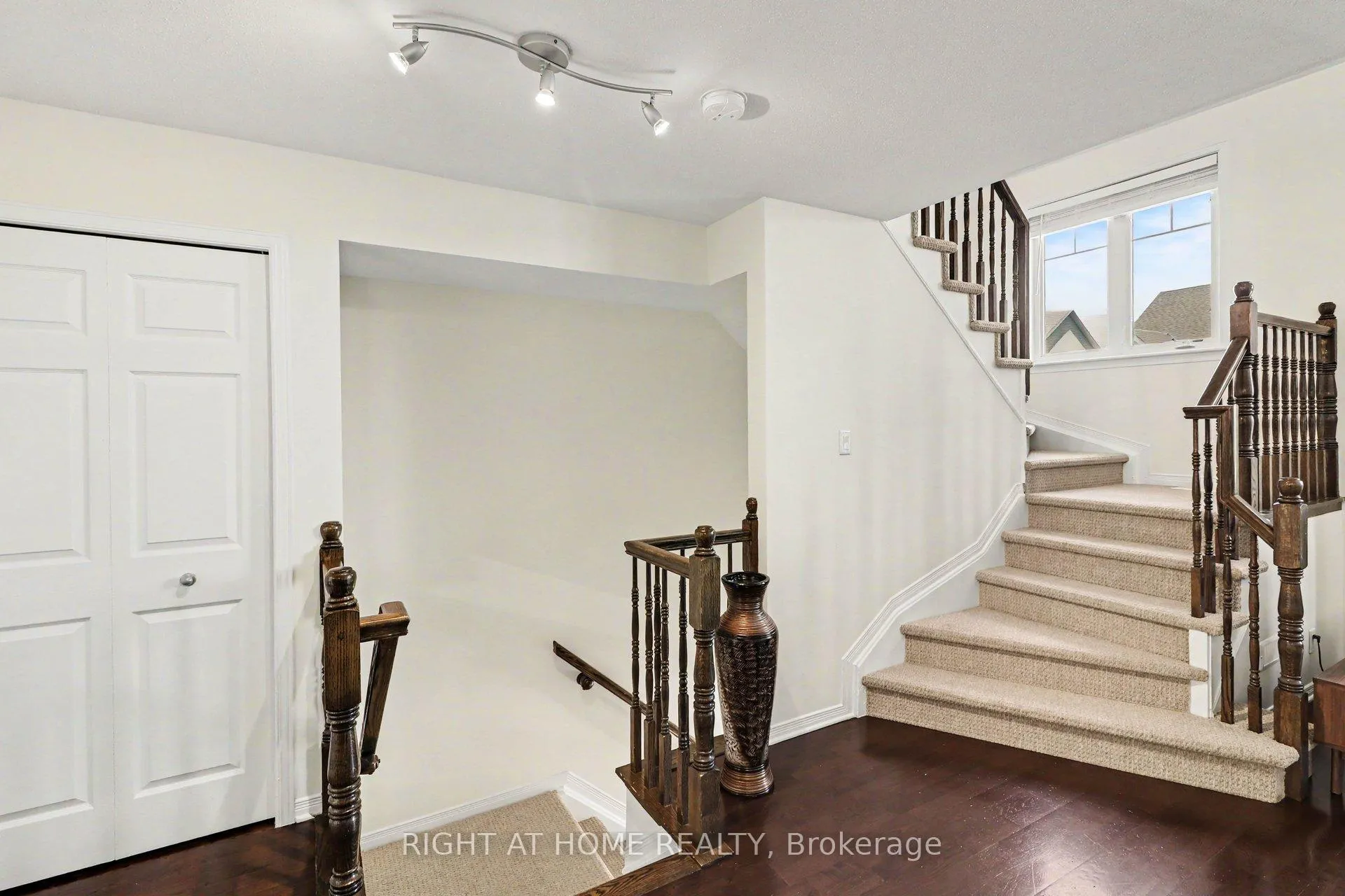 Photo 5 of Unit 7, 572 Reardon Private, Ottawa, Heron Gate/Industrial Park — HOMEH