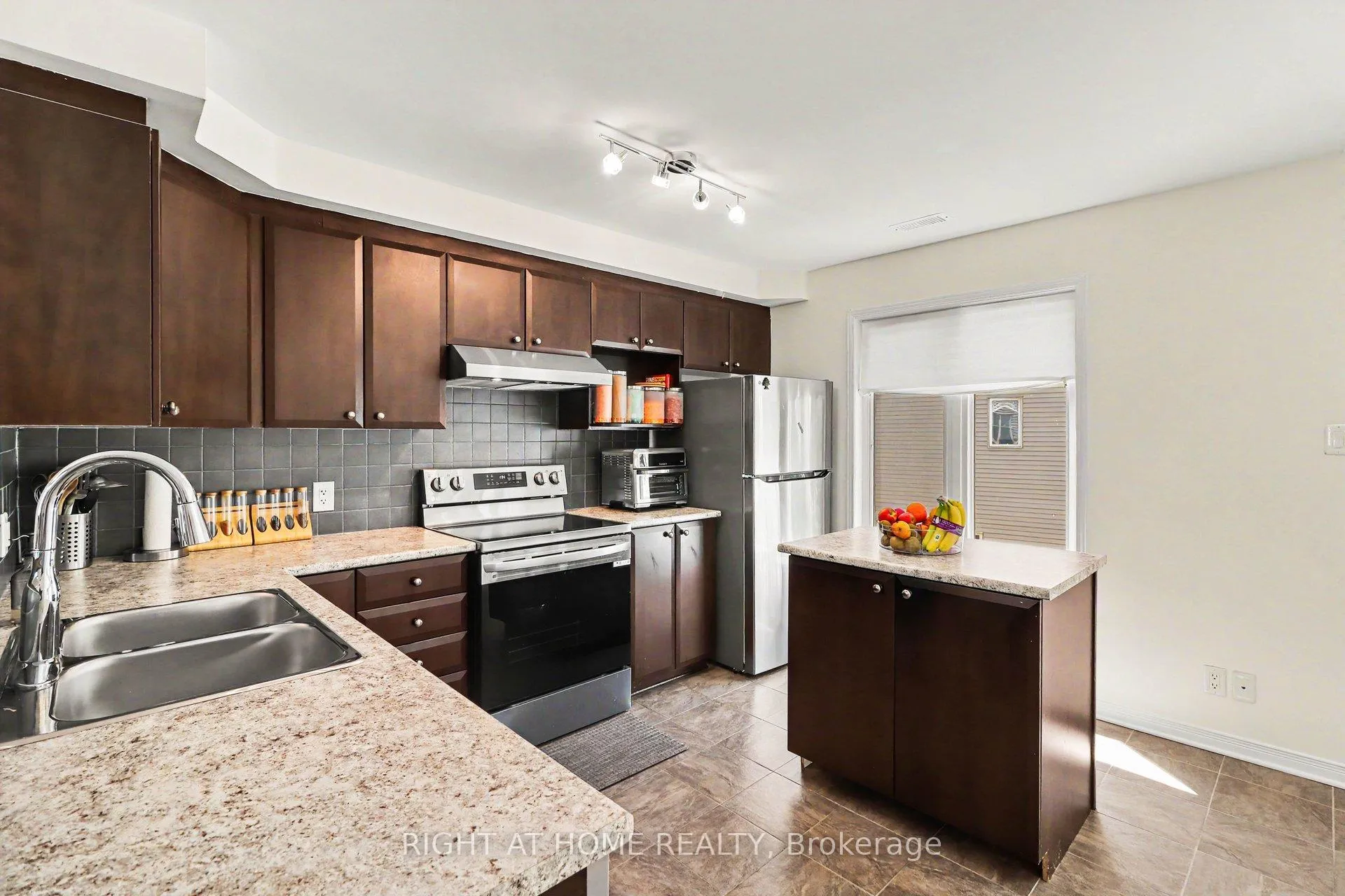 Photo 15 of Unit 7, 572 Reardon Private, Ottawa, Heron Gate/Industrial Park — HOMEH