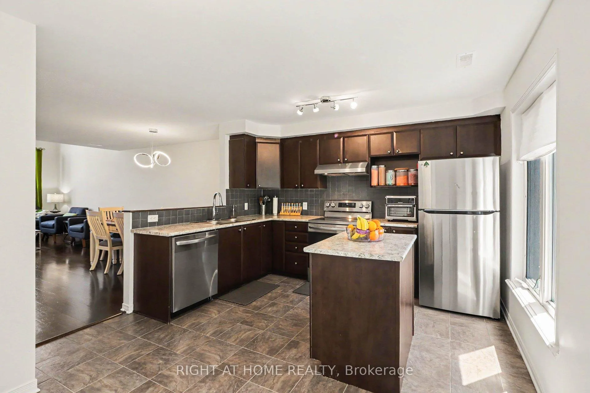 Photo 17 of Unit 7, 572 Reardon Private, Ottawa, Heron Gate/Industrial Park — HOMEH