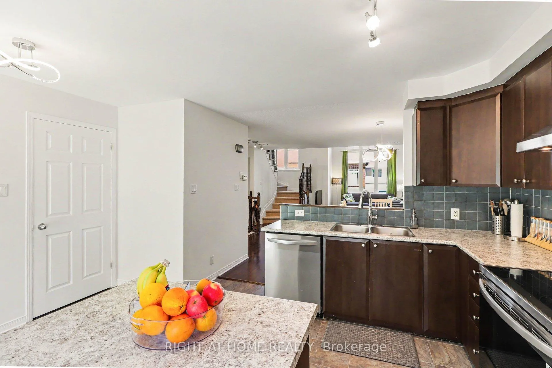 Photo 18 of Unit 7, 572 Reardon Private, Ottawa, Heron Gate/Industrial Park — HOMEH