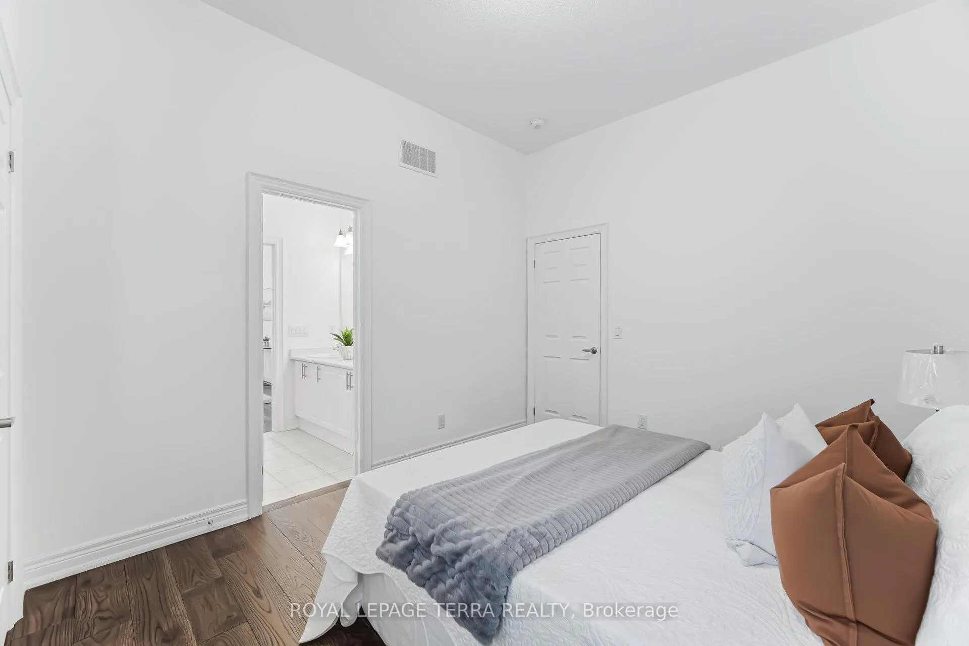 Photo 36 of 11 Lockton Street, Whitby, Williamsburg — HOMEH