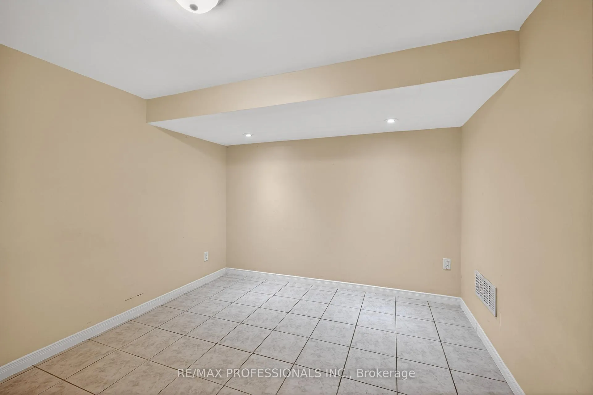 Photo 18 of 278 Caledonia Road, Toronto, Caledonia-Fairbank — HOMEH