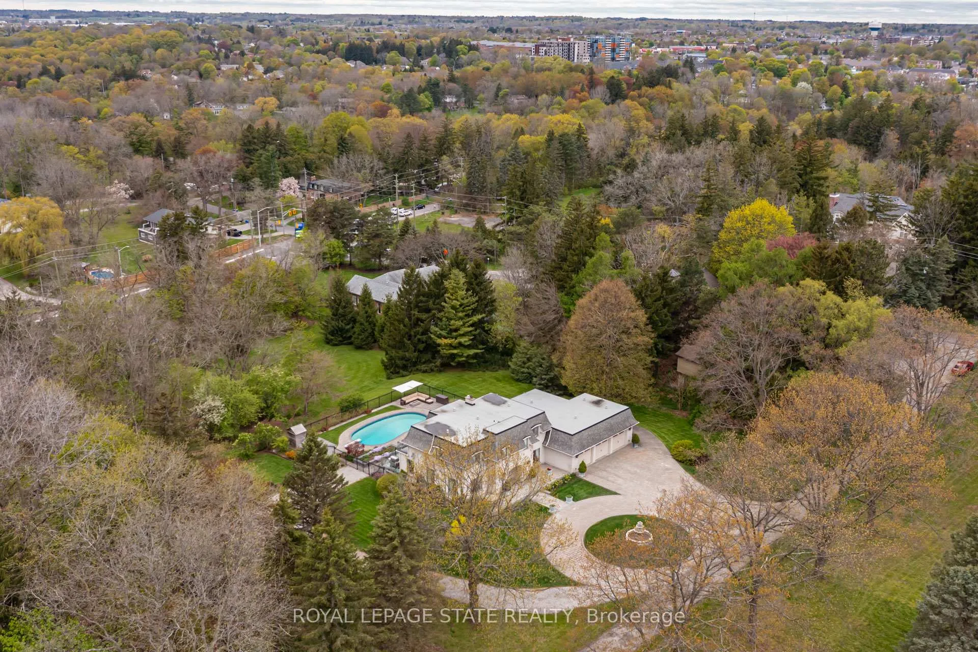 Photo 2 of 342 Mountain Brow Road, Hamilton, Waterdown — HOMEH