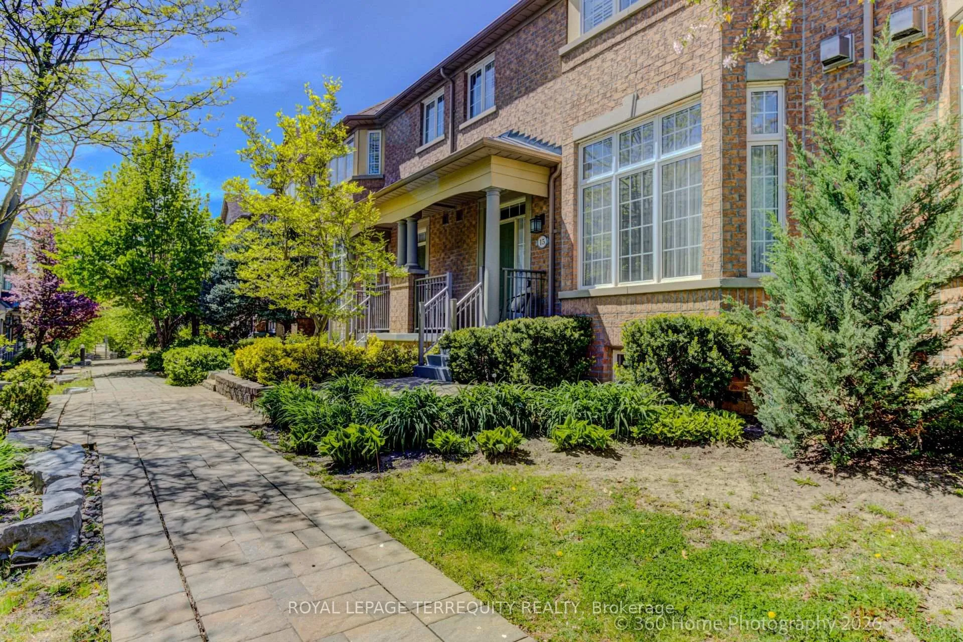 Photo 2 of 15 Legends Way, Markham, Unionville — HOMEH