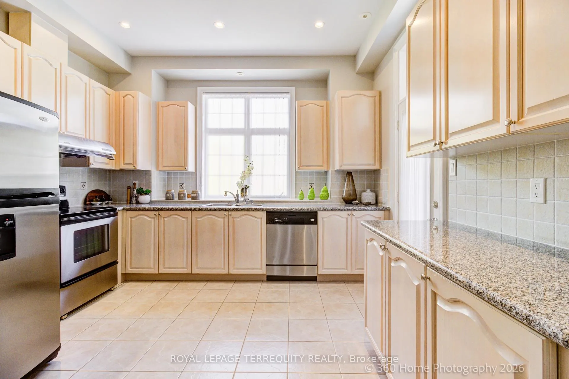 Photo 10 of 15 Legends Way, Markham, Unionville — HOMEH