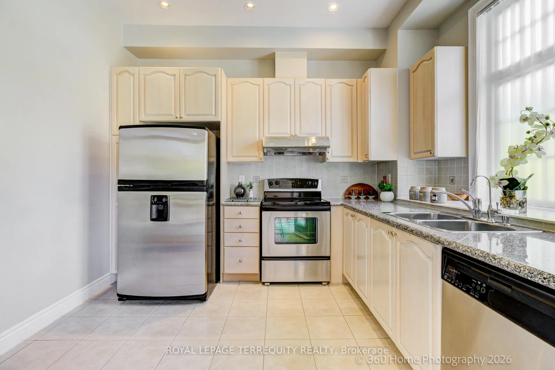 Photo 12 of 15 Legends Way, Markham, Unionville — HOMEH