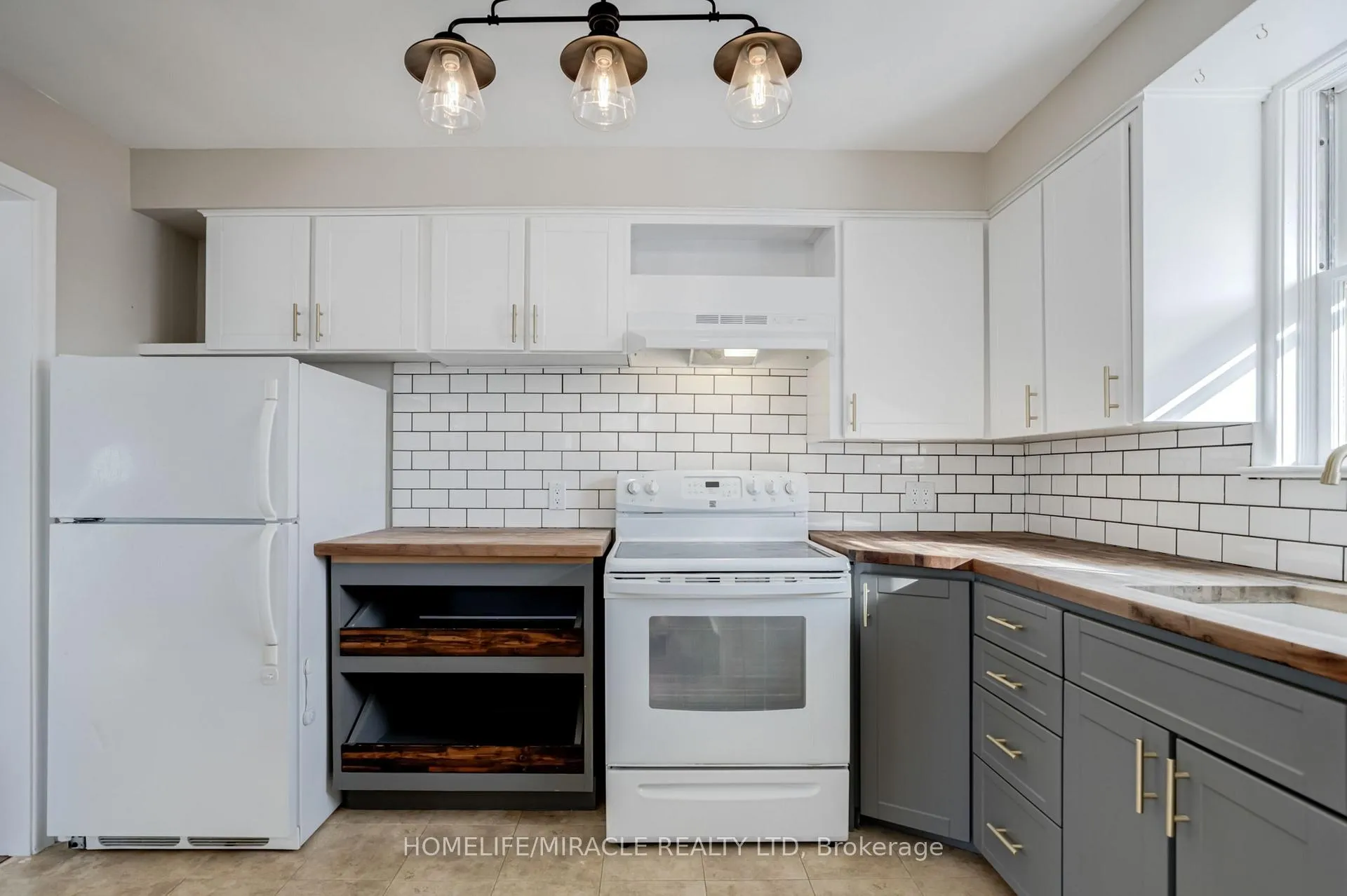 Photo 6 of Unit A, 34 Elizabeth Street, Brampton, Downtown Brampton — HOMEH