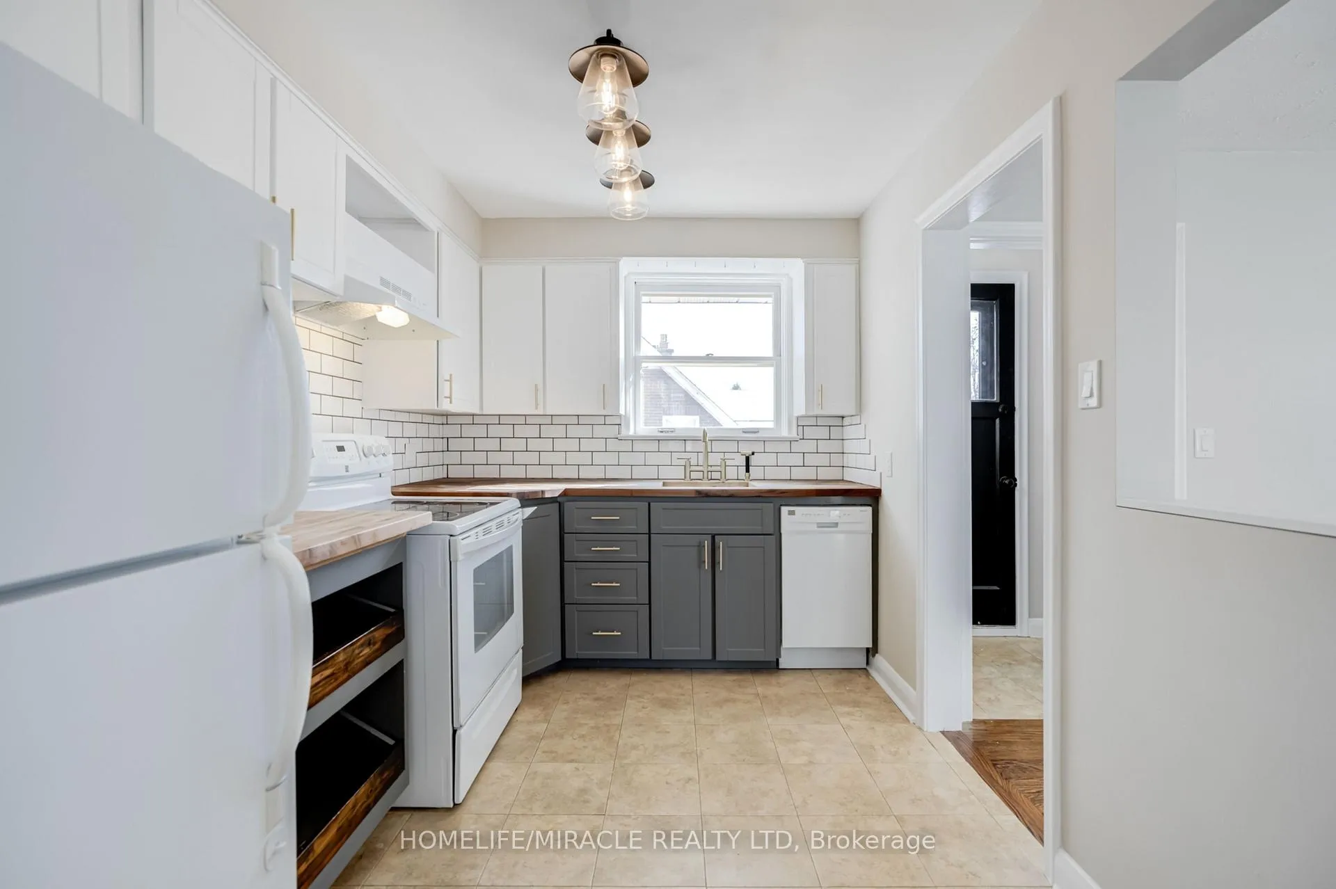 Photo 7 of Unit A, 34 Elizabeth Street, Brampton, Downtown Brampton — HOMEH