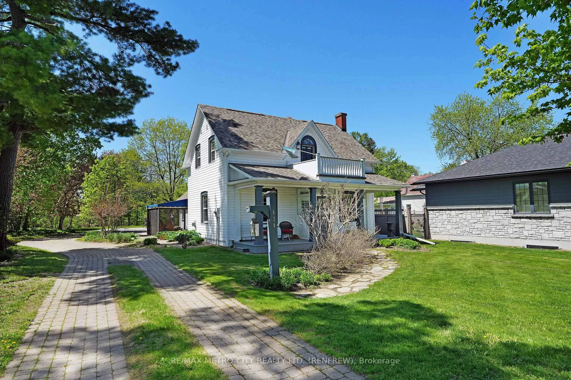 Photo 2 of 674 Raglan Street S, Renfrew — HOMEH