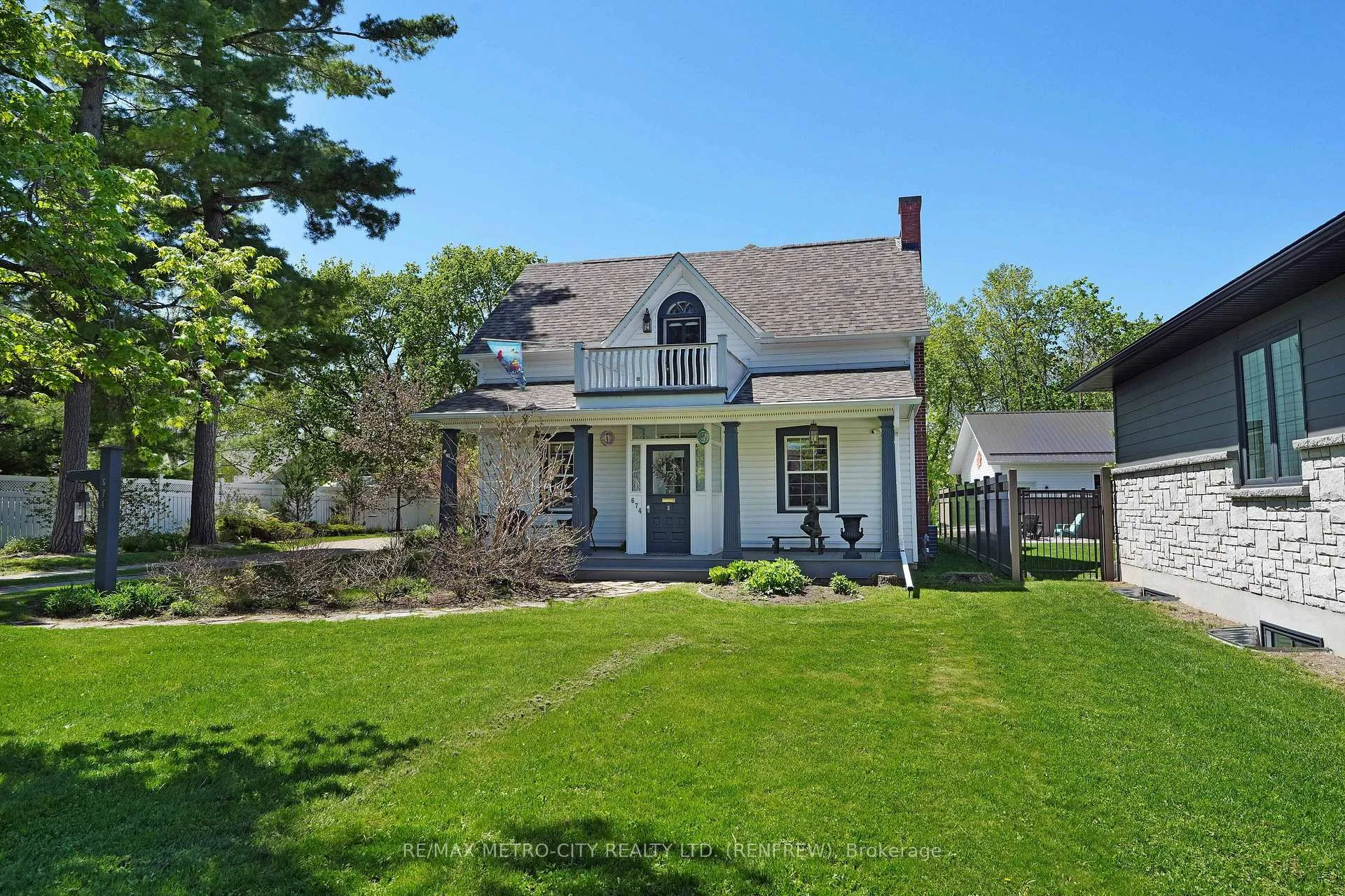 Photo 3 of 674 Raglan Street S, Renfrew — HOMEH
