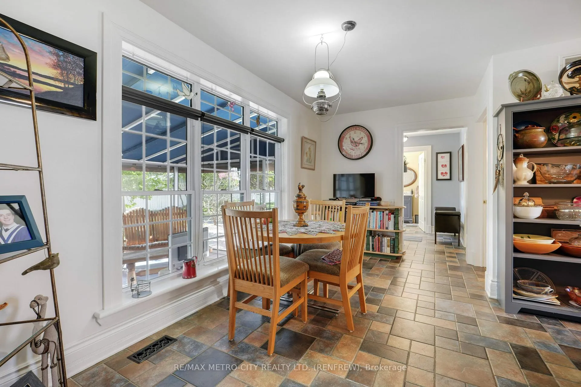 Photo 14 of 674 Raglan Street S, Renfrew — HOMEH