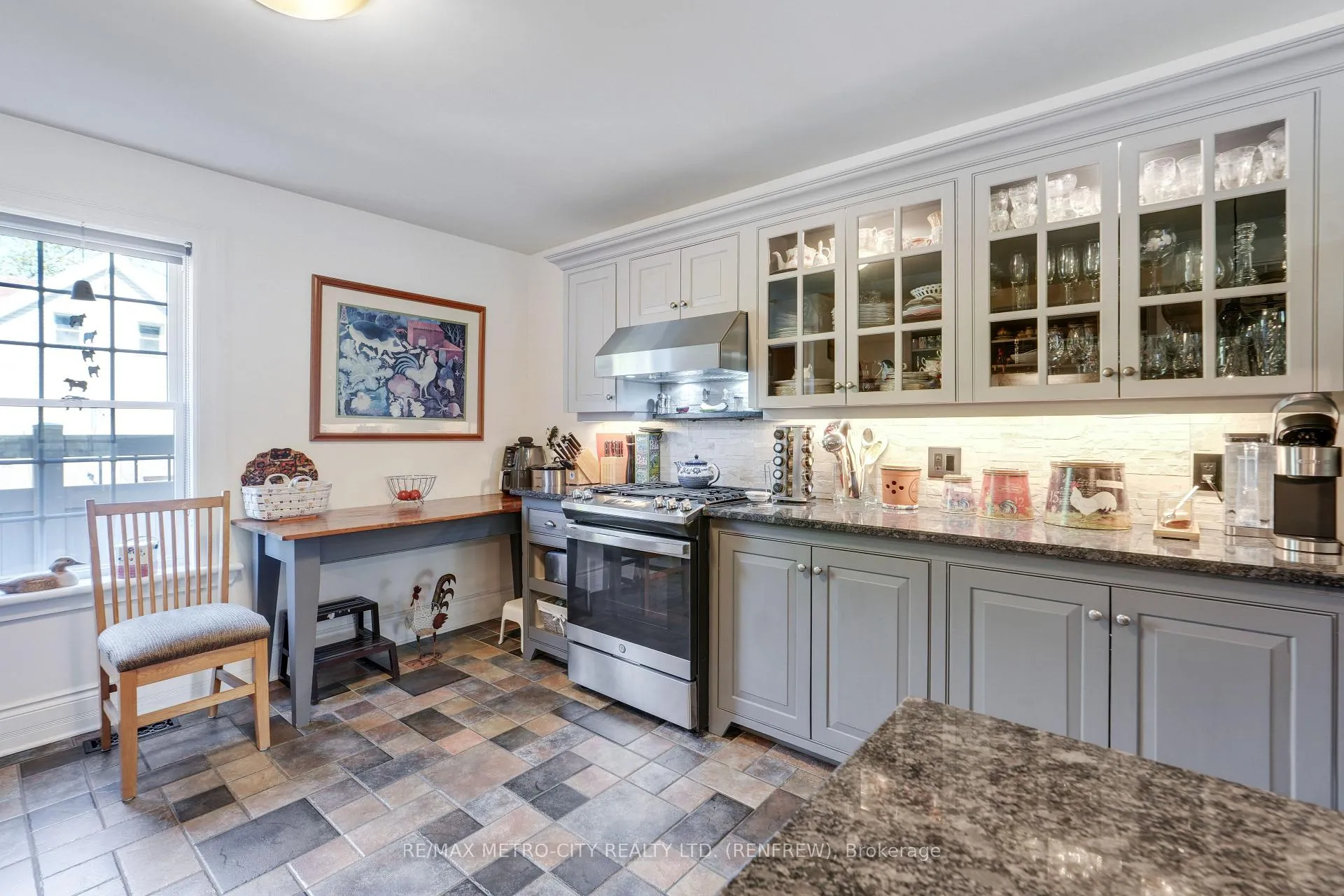 Photo 16 of 674 Raglan Street S, Renfrew — HOMEH