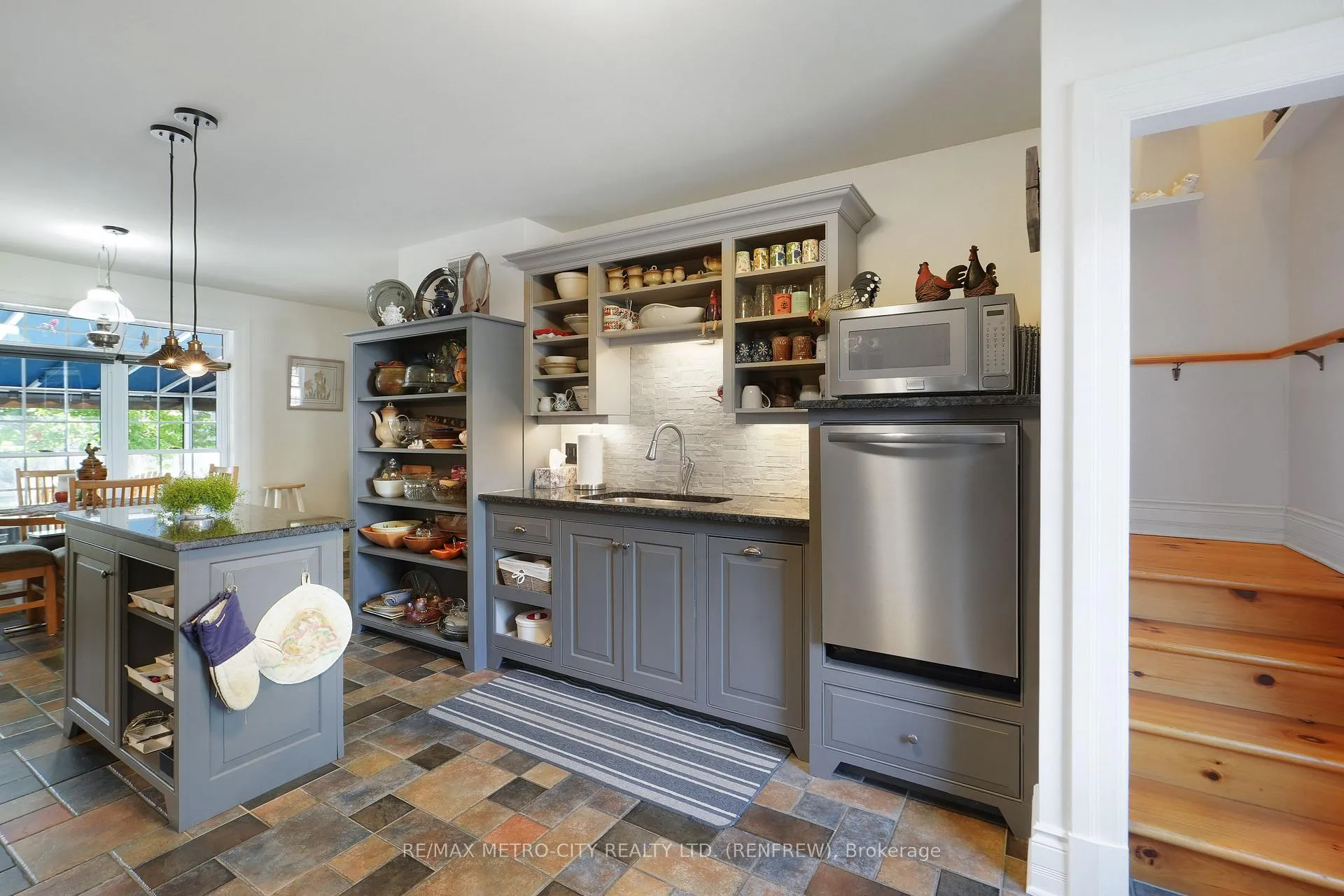 Photo 18 of 674 Raglan Street S, Renfrew — HOMEH