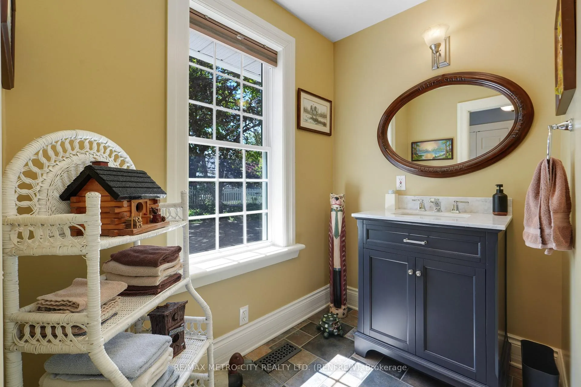 Photo 21 of 674 Raglan Street S, Renfrew — HOMEH