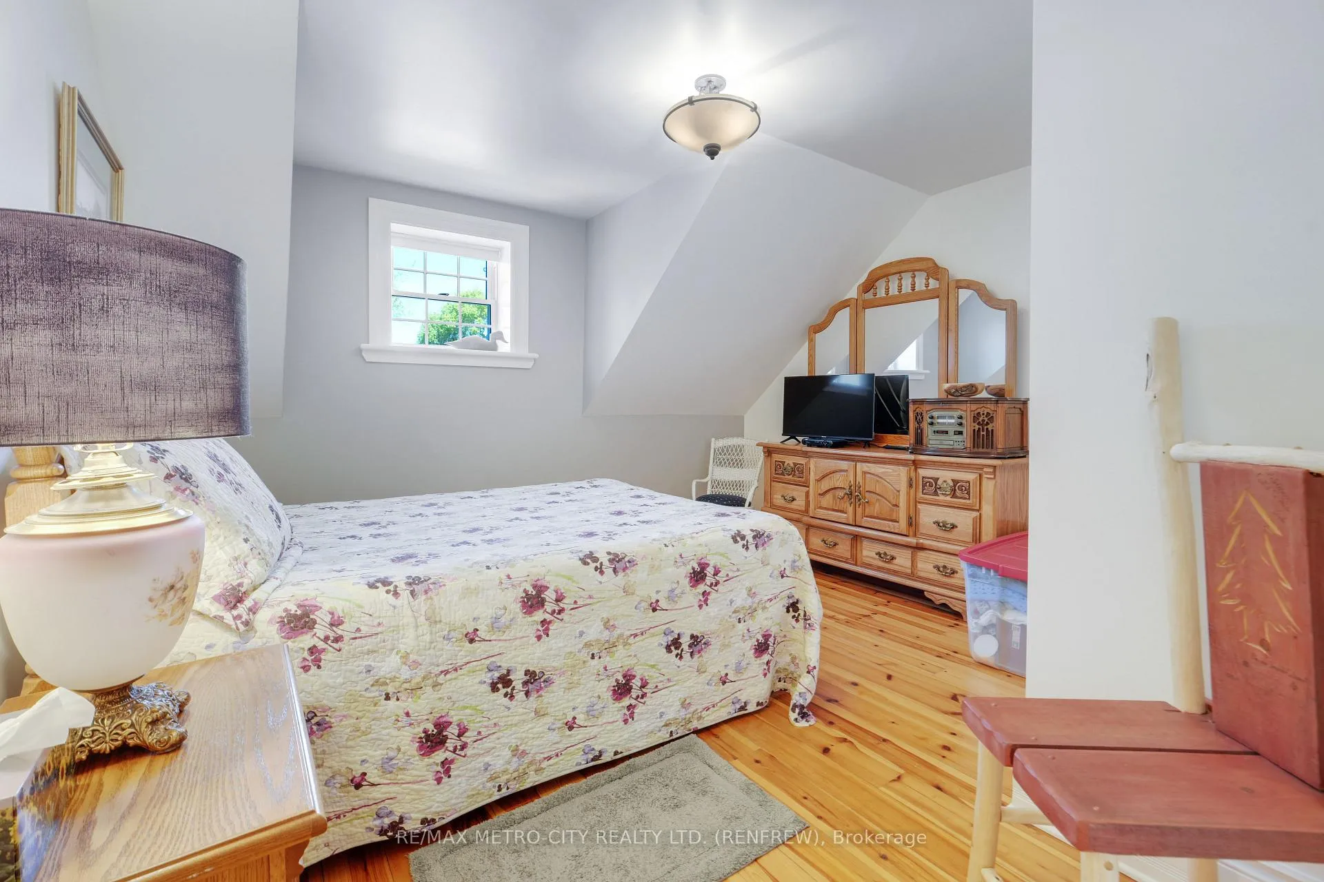 Photo 22 of 674 Raglan Street S, Renfrew — HOMEH