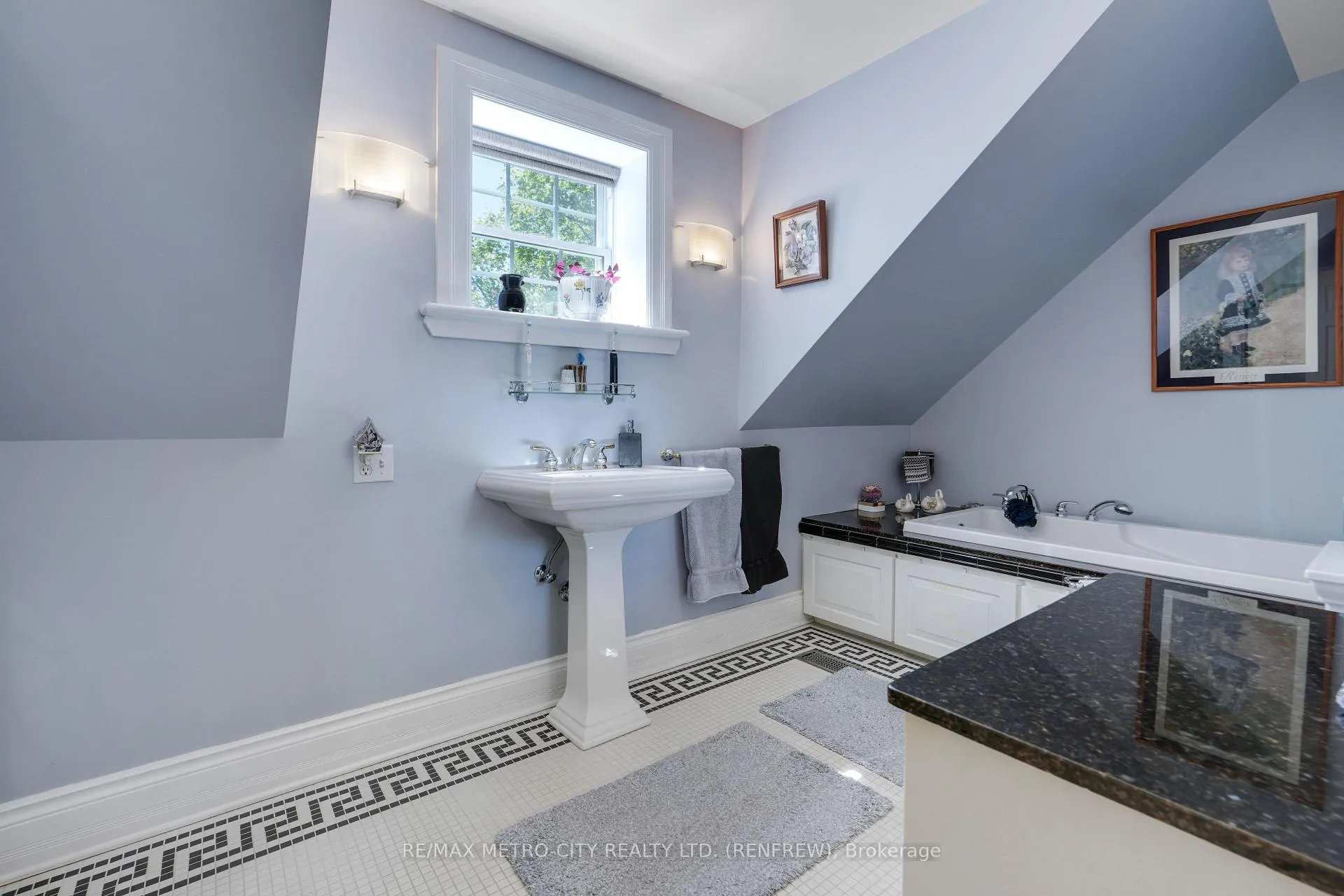 Photo 24 of 674 Raglan Street S, Renfrew — HOMEH