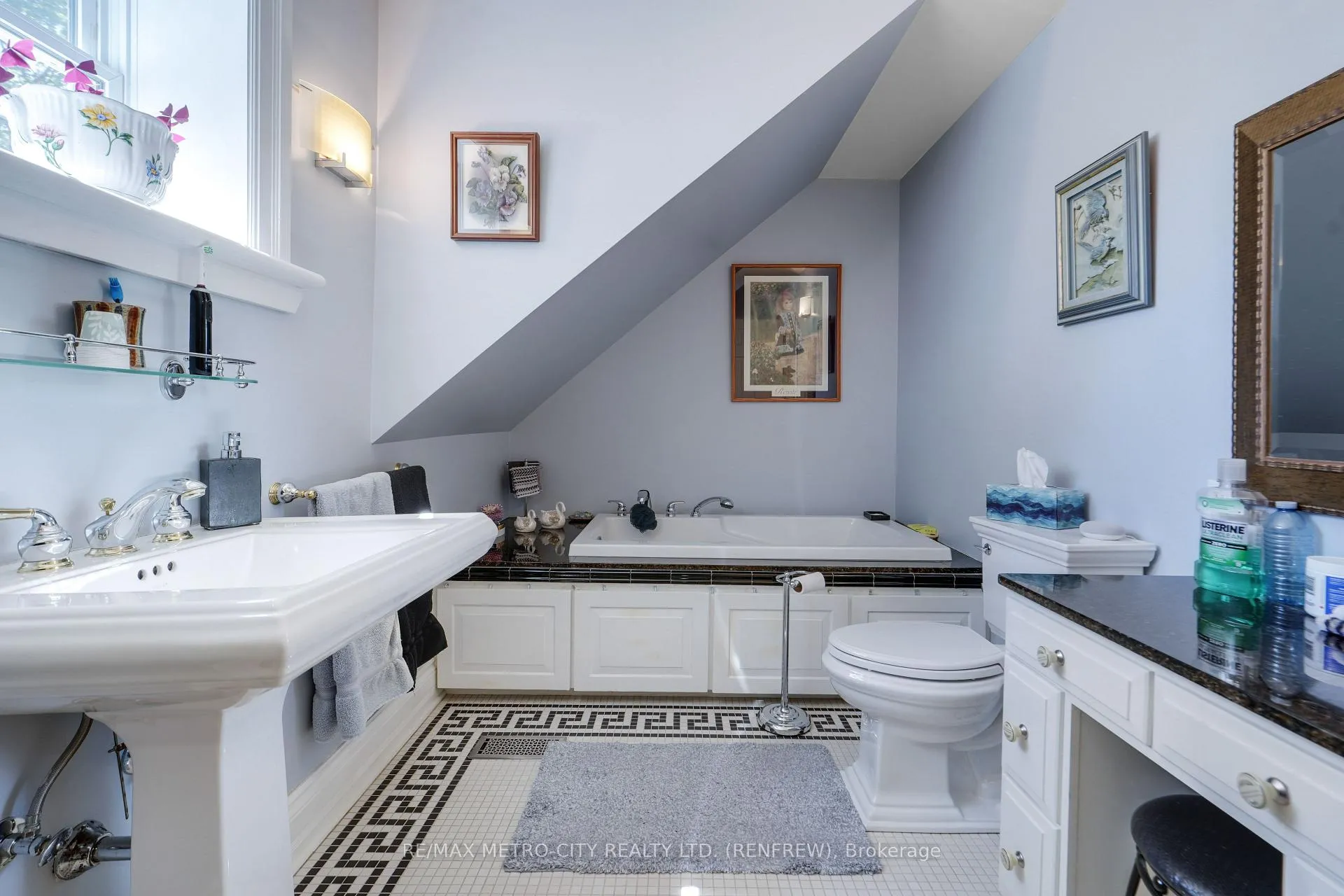 Photo 25 of 674 Raglan Street S, Renfrew — HOMEH