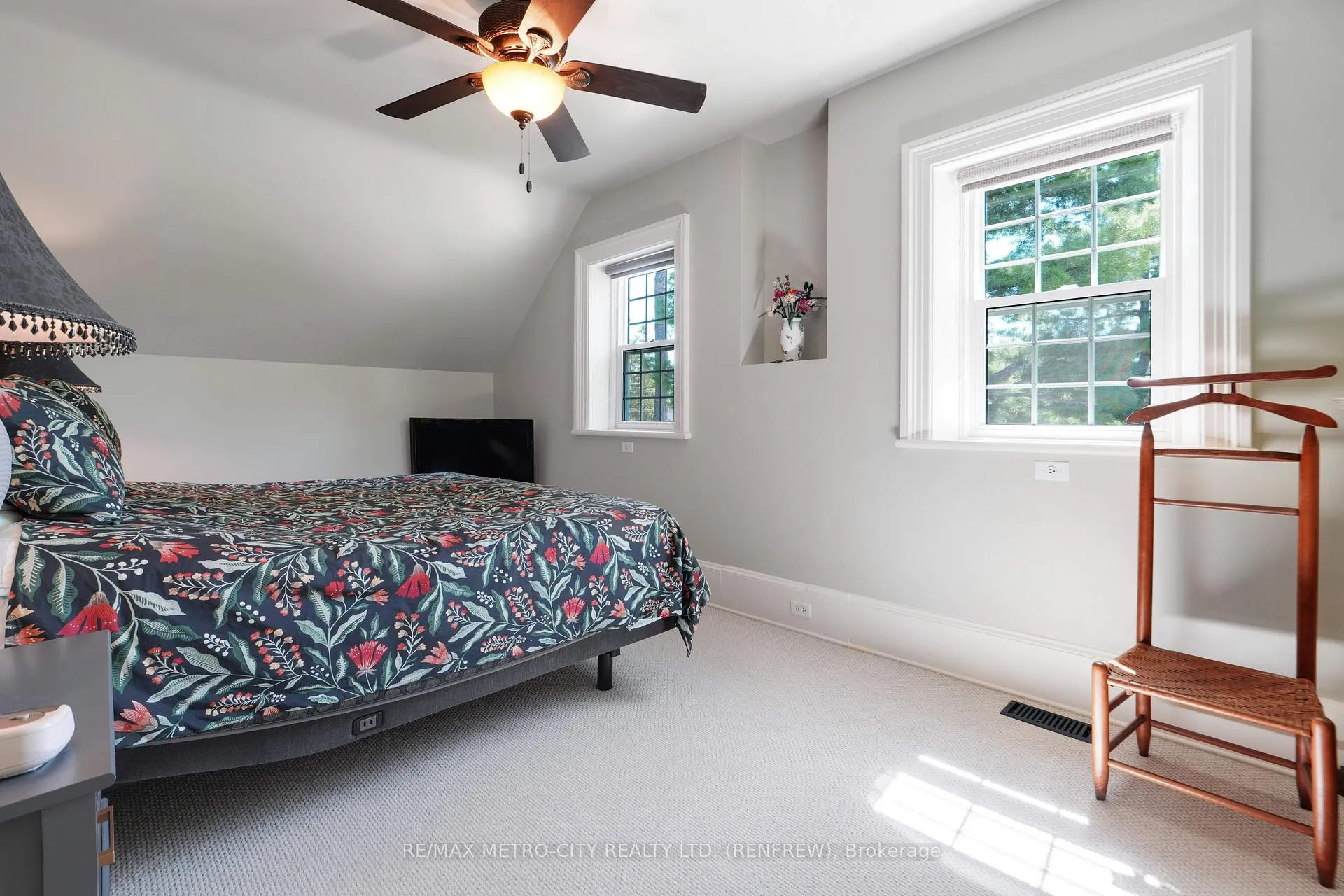 Photo 27 of 674 Raglan Street S, Renfrew — HOMEH