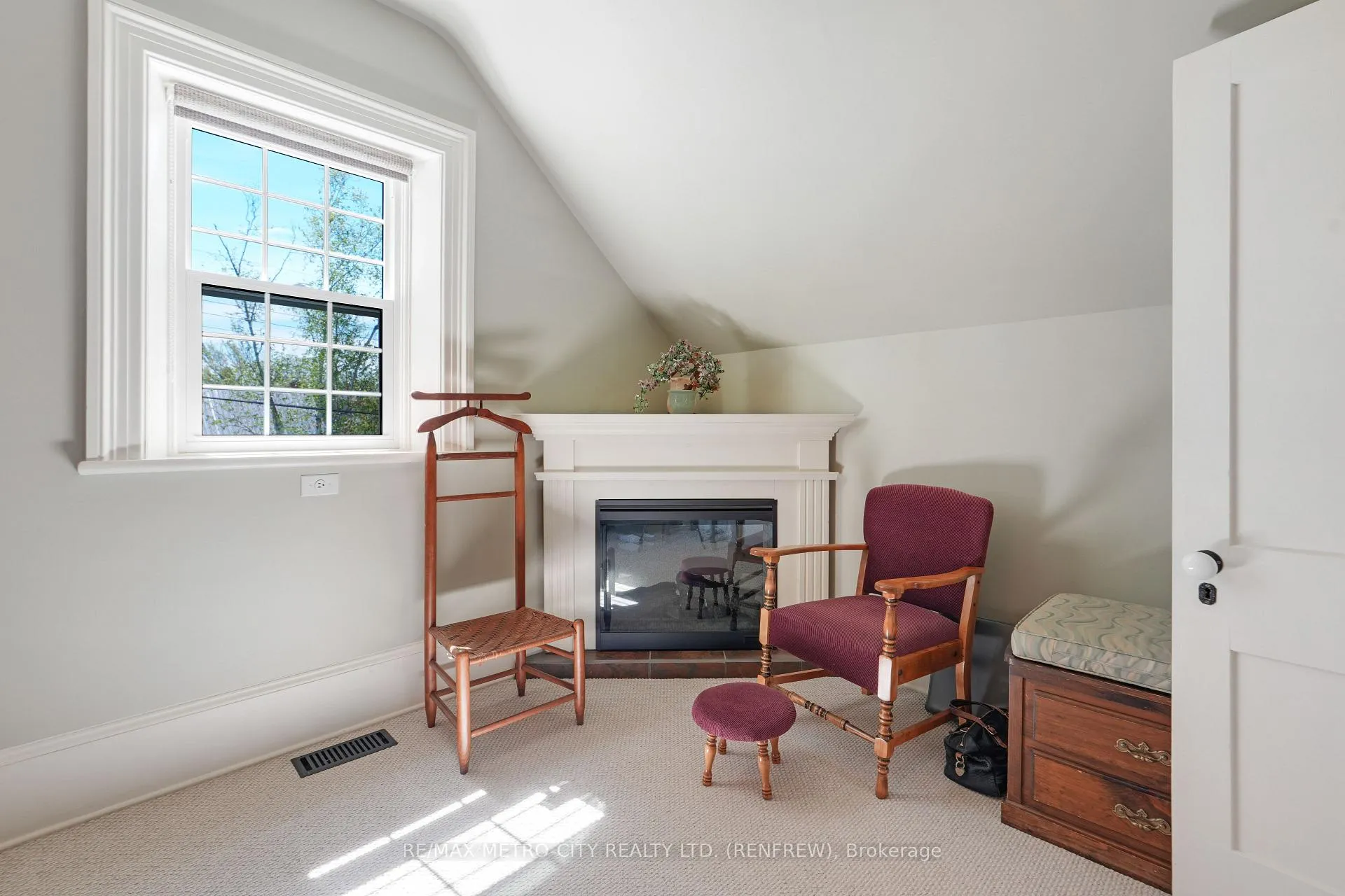 Photo 29 of 674 Raglan Street S, Renfrew — HOMEH