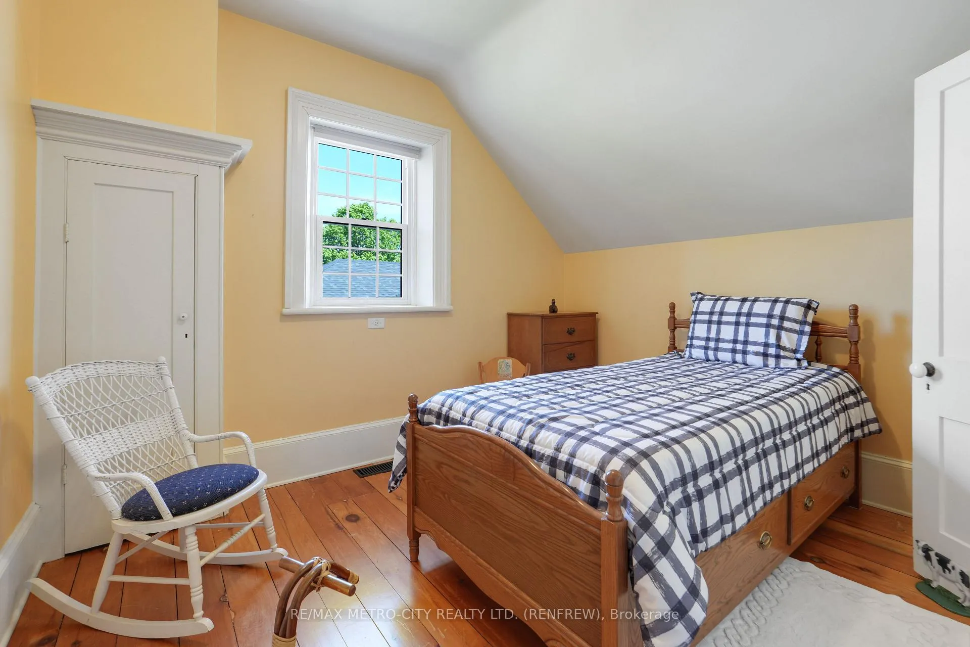 Photo 33 of 674 Raglan Street S, Renfrew — HOMEH