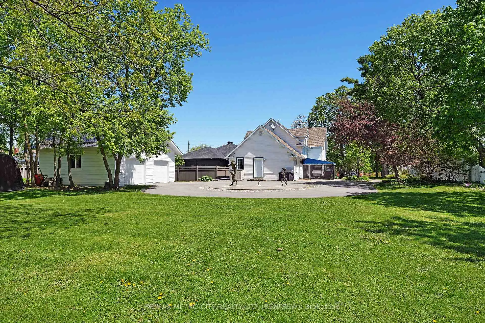 Photo 42 of 674 Raglan Street S, Renfrew — HOMEH