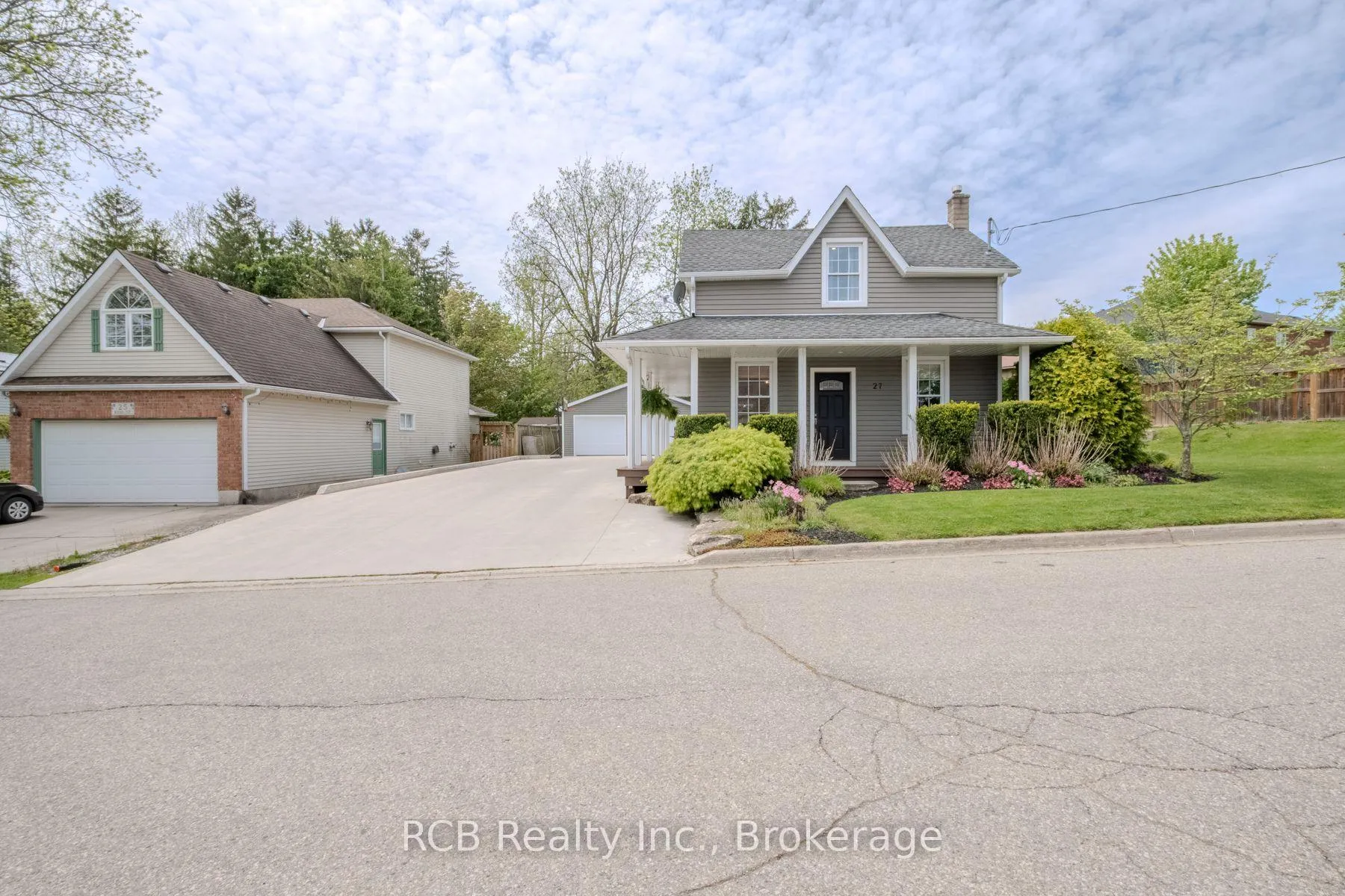 Photo 2 of 27 Reid Street, Brant, South Dumfries — HOMEH