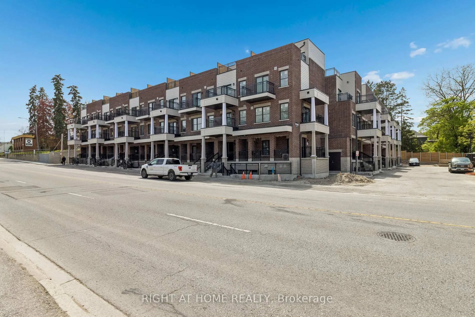 Photo 2 of Unit 206, 15100 Yonge Street, Aurora, Aurora Village — HOMEH