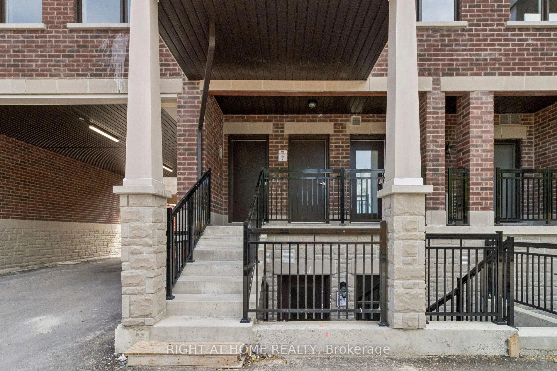 Photo 5 of Unit 206, 15100 Yonge Street, Aurora, Aurora Village — HOMEH