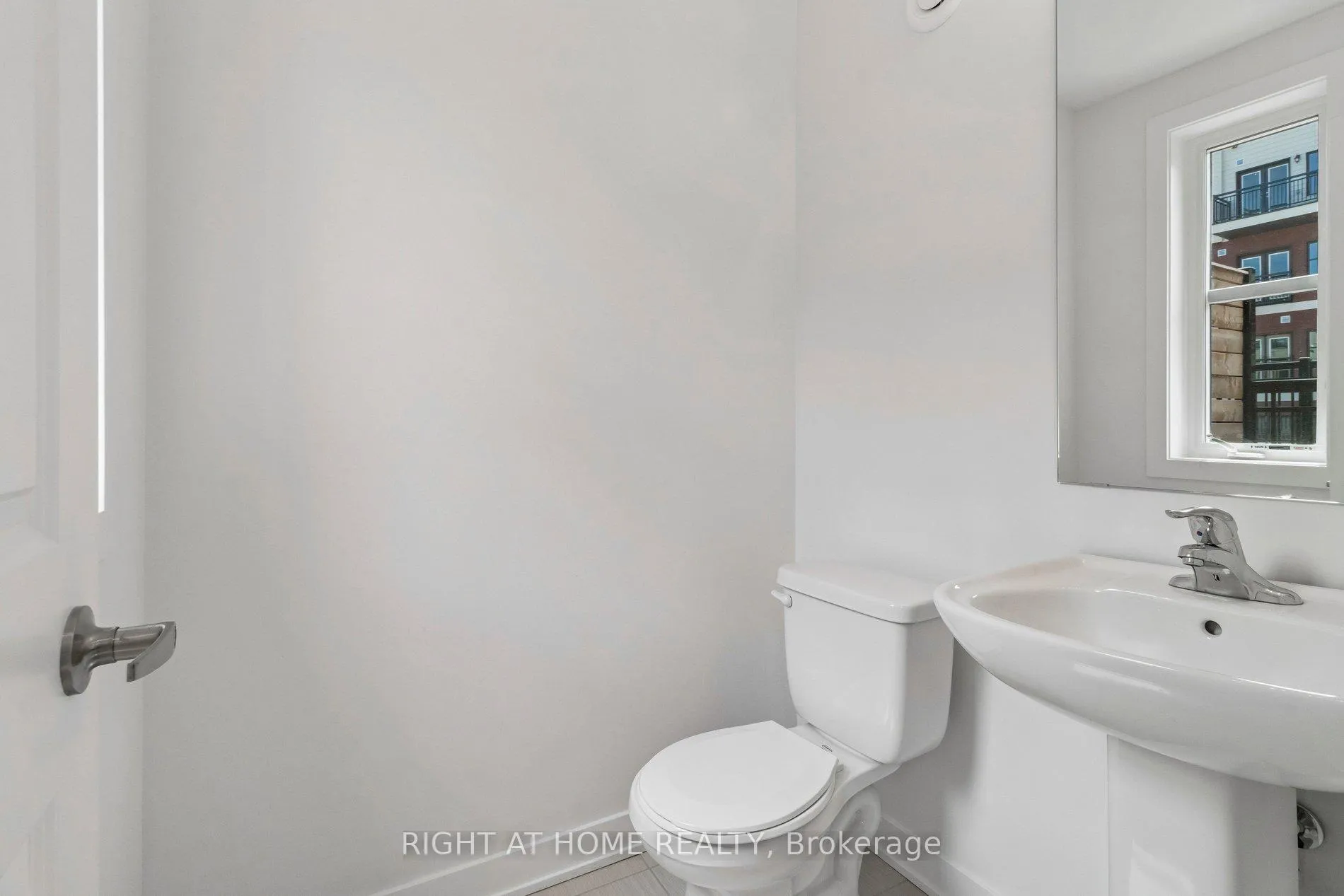 Photo 10 of Unit 206, 15100 Yonge Street, Aurora, Aurora Village — HOMEH