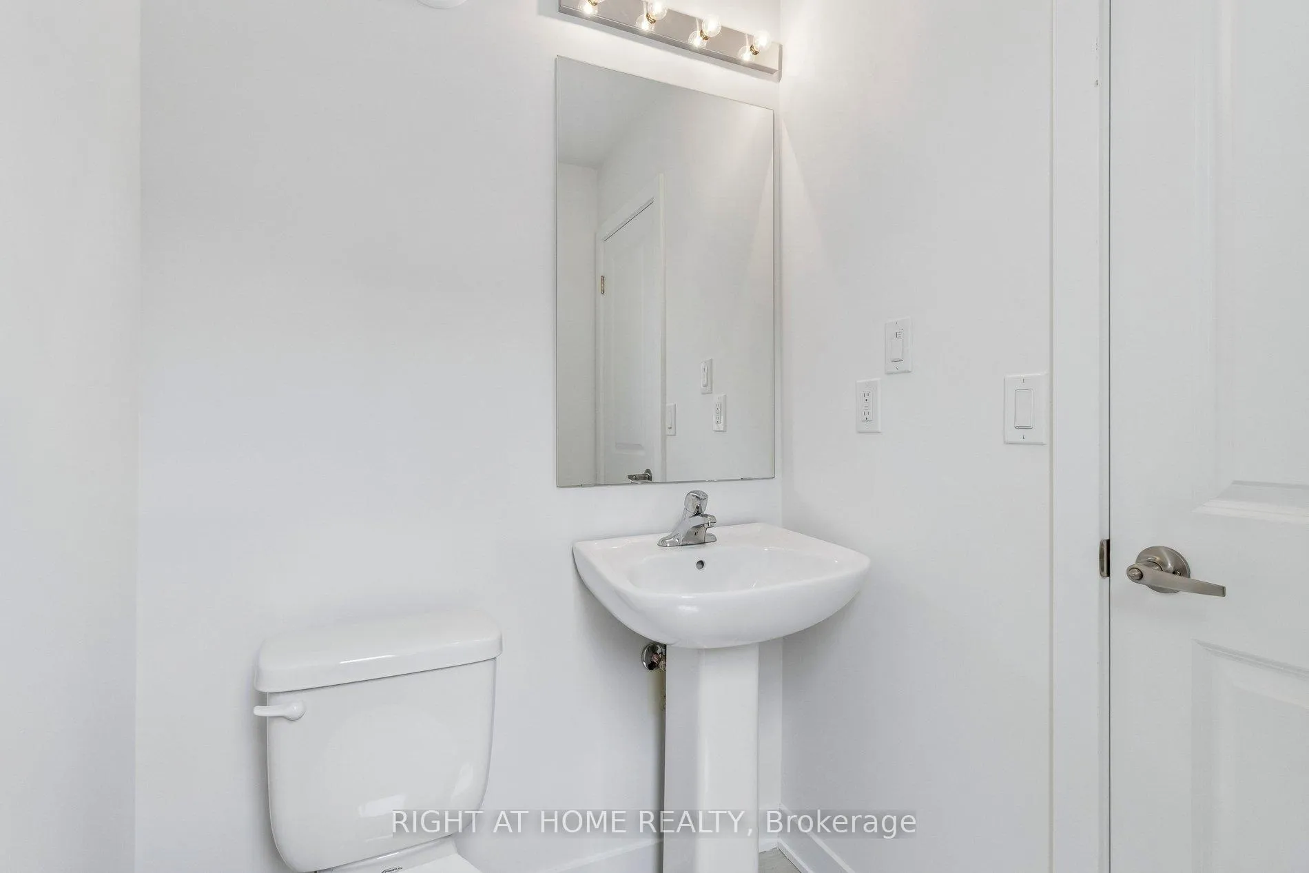 Photo 11 of Unit 206, 15100 Yonge Street, Aurora, Aurora Village — HOMEH