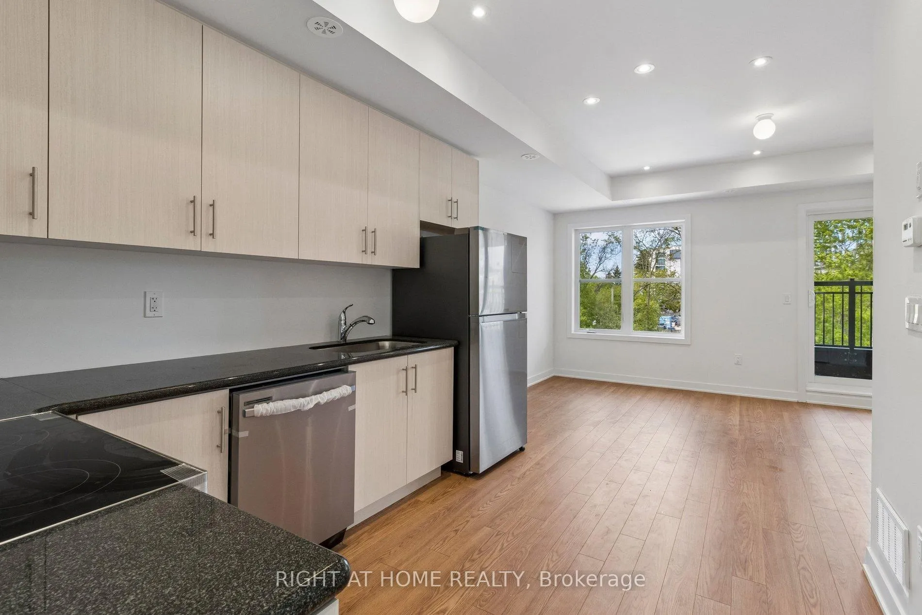 Photo 12 of Unit 206, 15100 Yonge Street, Aurora, Aurora Village — HOMEH