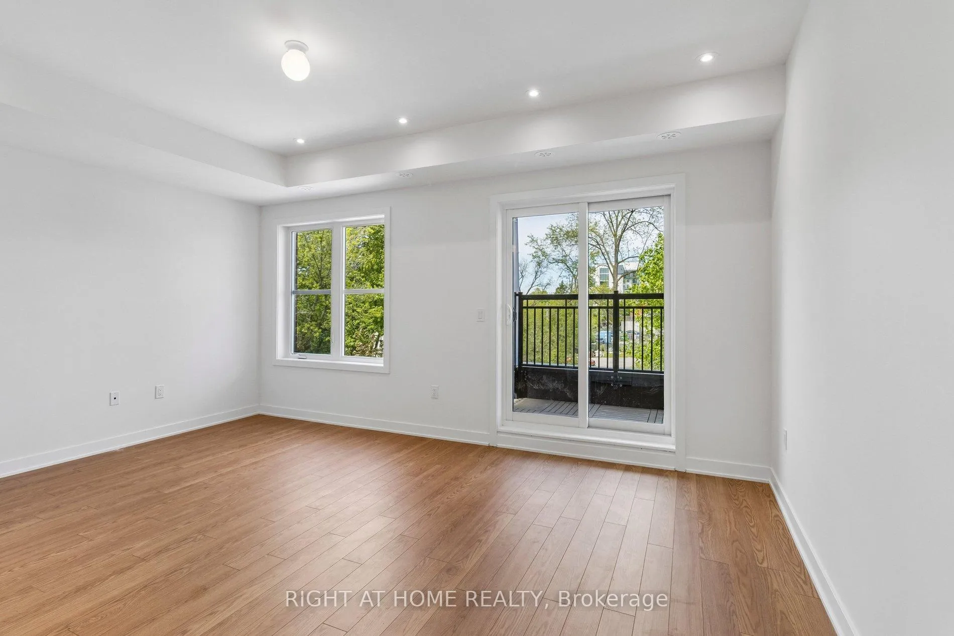 Photo 14 of Unit 206, 15100 Yonge Street, Aurora, Aurora Village — HOMEH