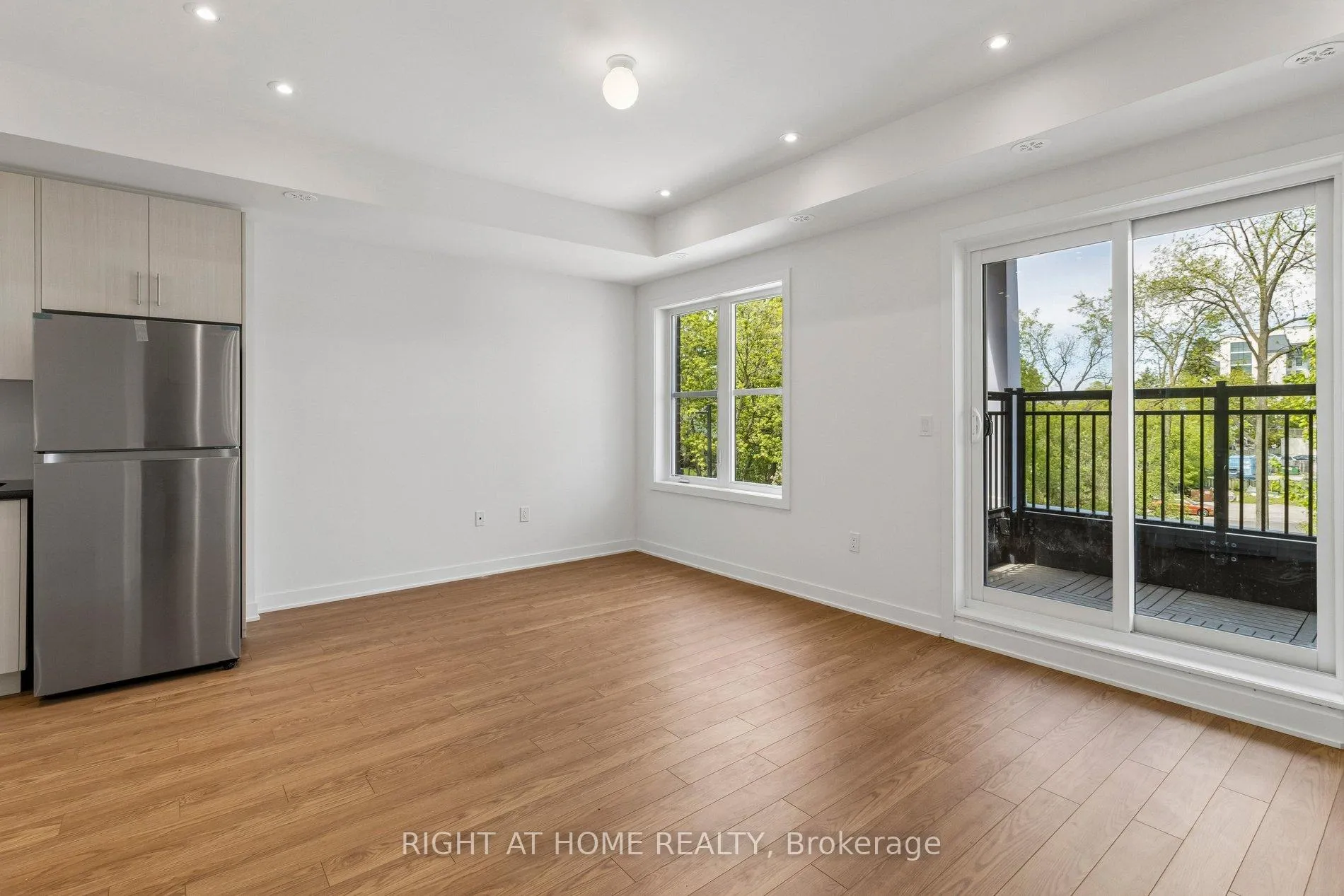 Photo 15 of Unit 206, 15100 Yonge Street, Aurora, Aurora Village — HOMEH