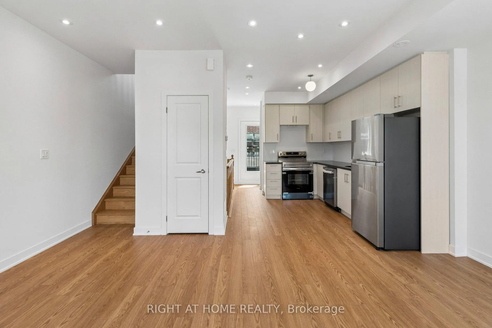 Photo 16 of Unit 206, 15100 Yonge Street, Aurora, Aurora Village — HOMEH
