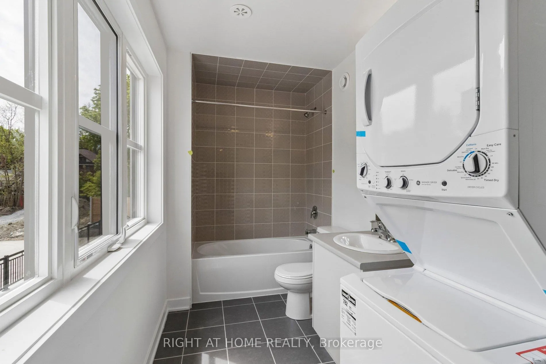Photo 23 of Unit 206, 15100 Yonge Street, Aurora, Aurora Village — HOMEH