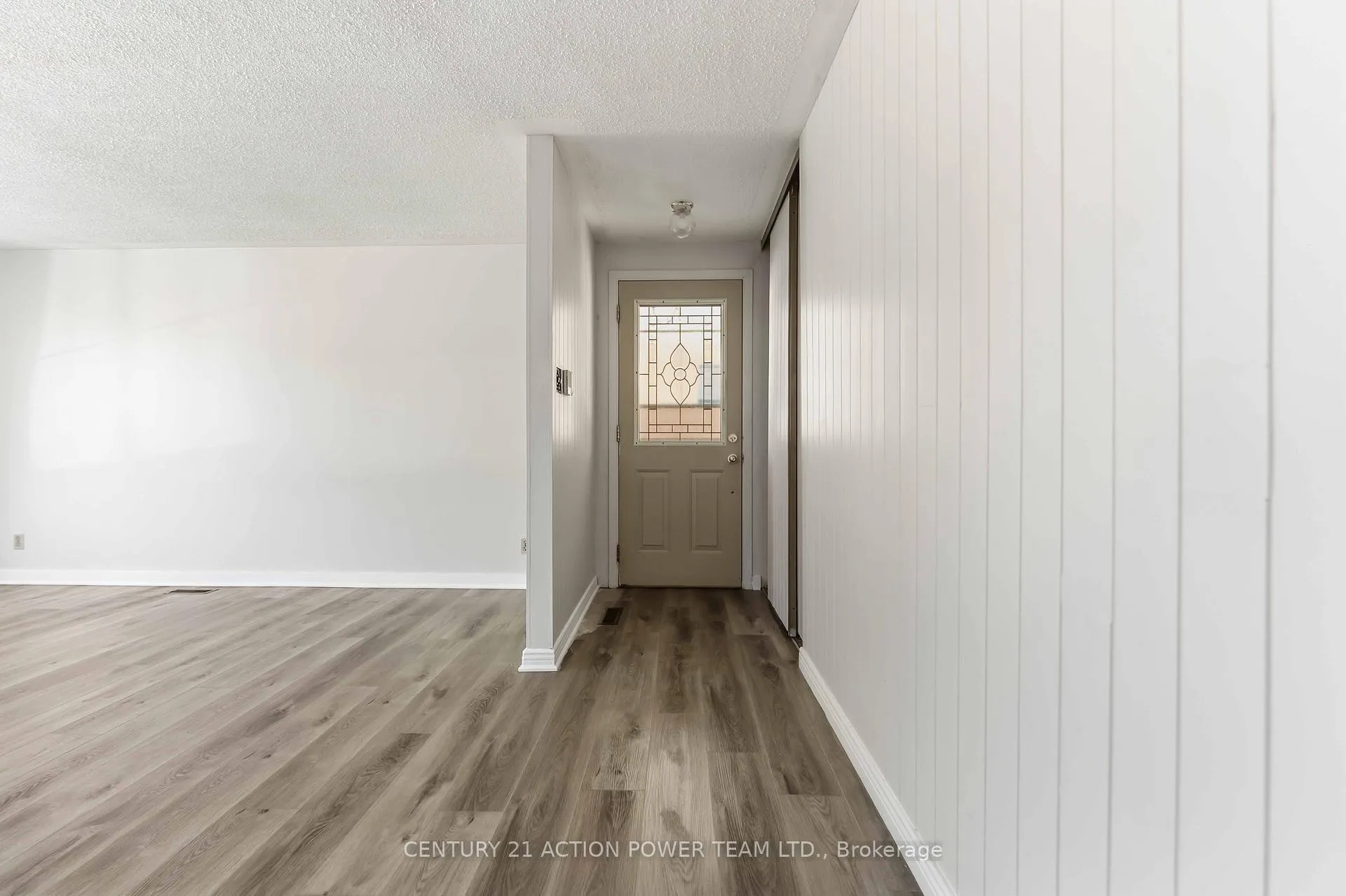 Photo 2 of Unit A, 2178 Erinbrook Crescent, Ottawa, Sheffield Glen/Industrial Park — HOMEH