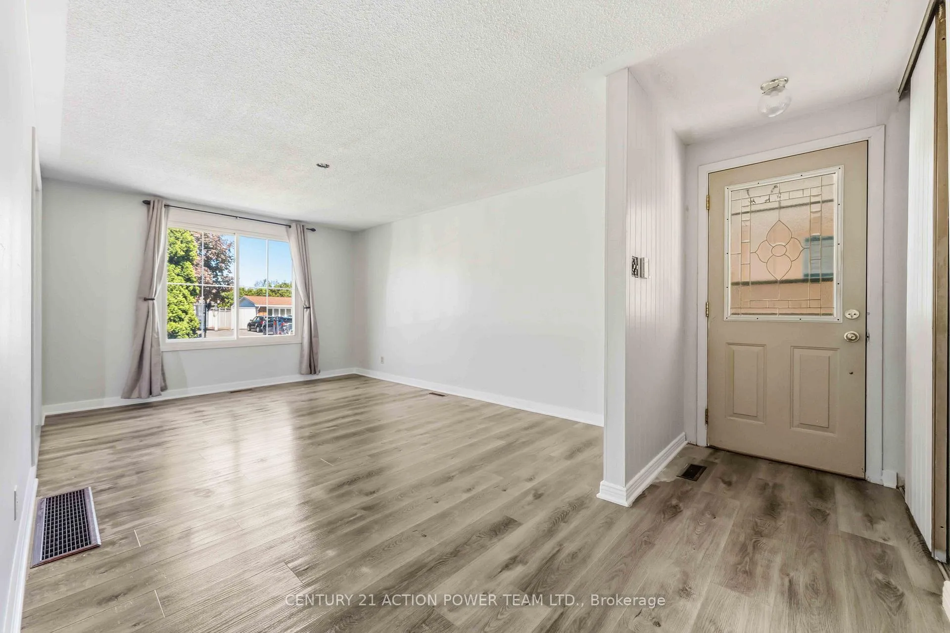 Photo 4 of Unit A, 2178 Erinbrook Crescent, Ottawa, Sheffield Glen/Industrial Park — HOMEH