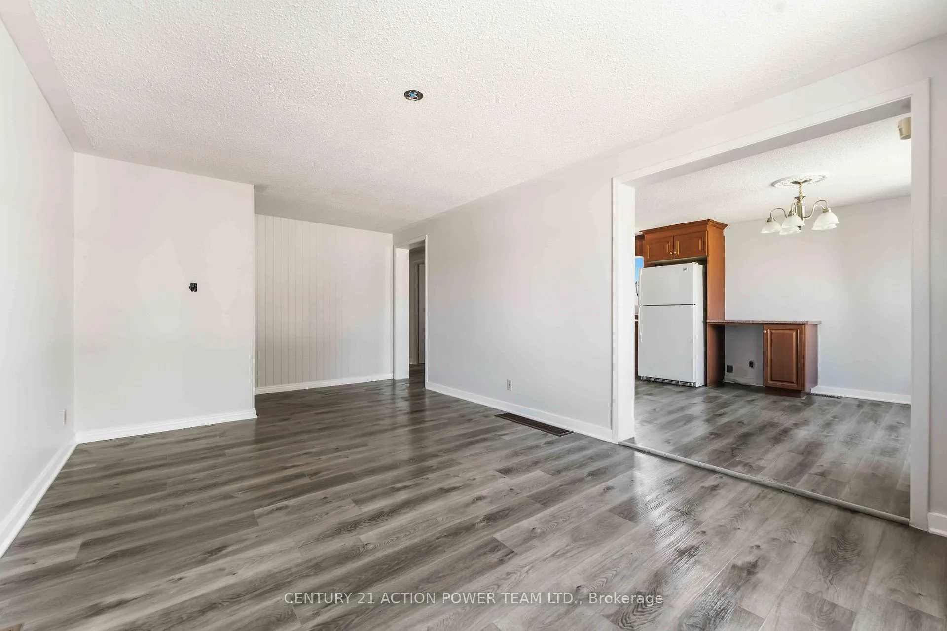 Photo 6 of Unit A, 2178 Erinbrook Crescent, Ottawa, Sheffield Glen/Industrial Park — HOMEH